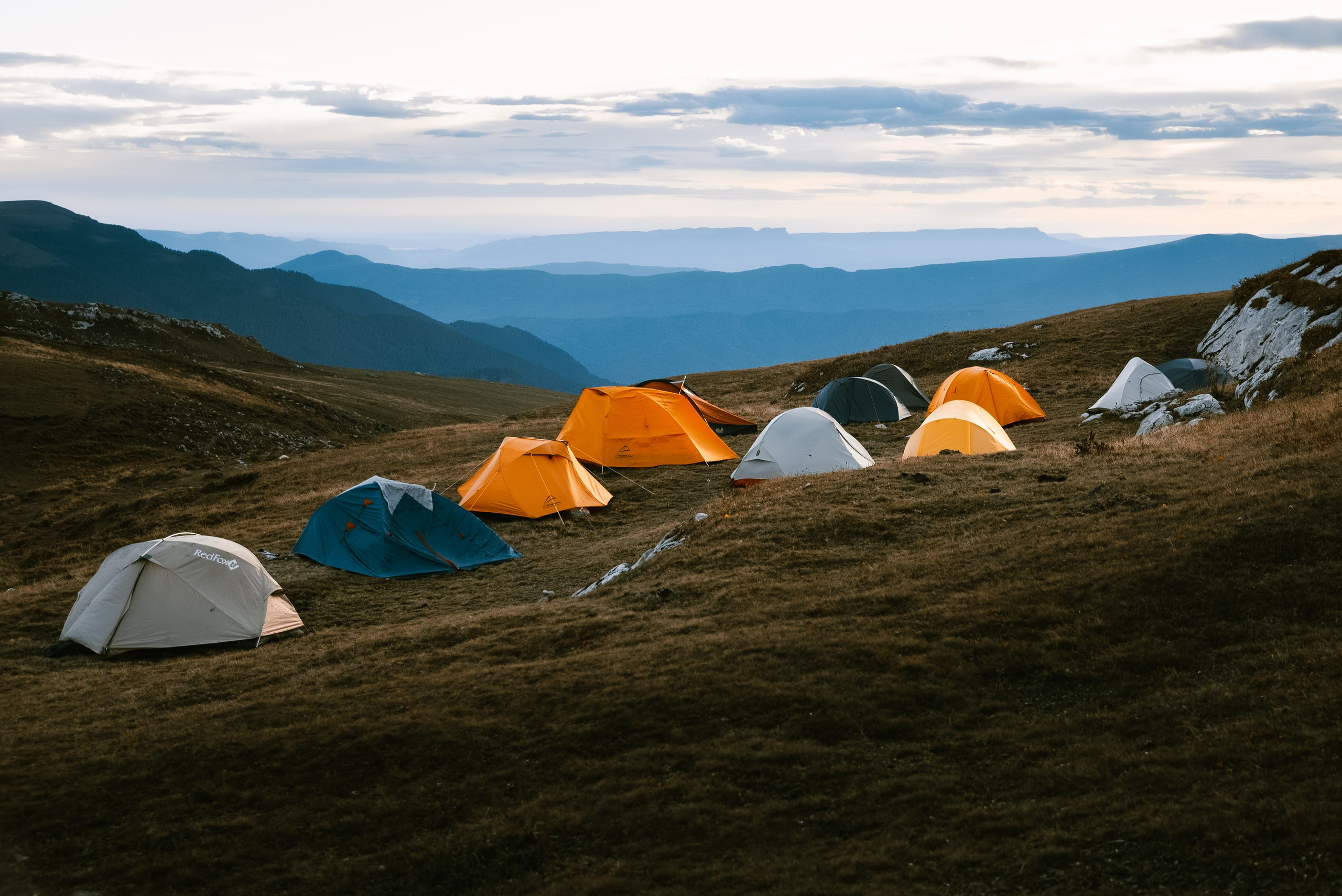 палаточный лагерь в горах кавказа