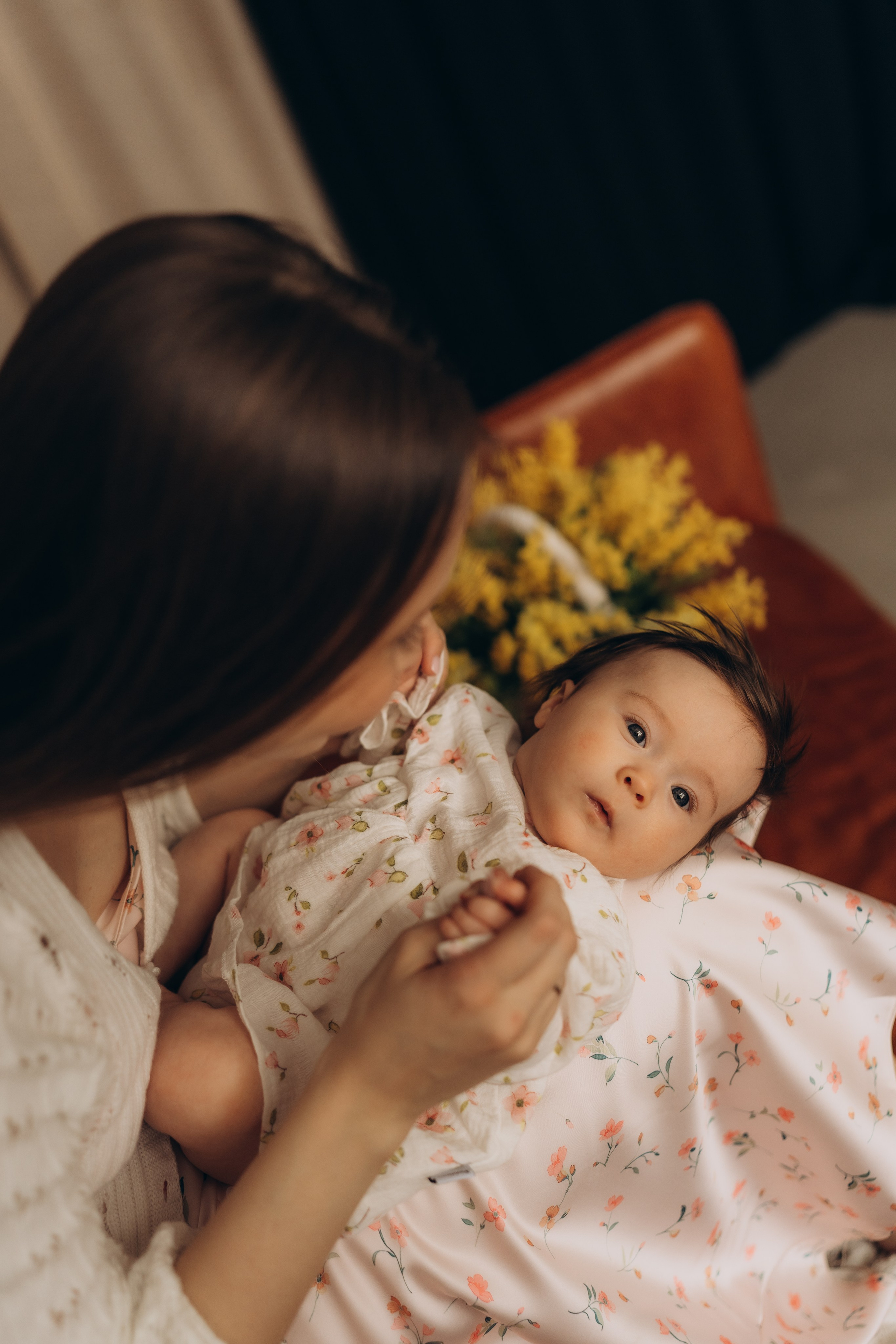 Мама с дочкой и мимозы. Семейный фотограф в Казани