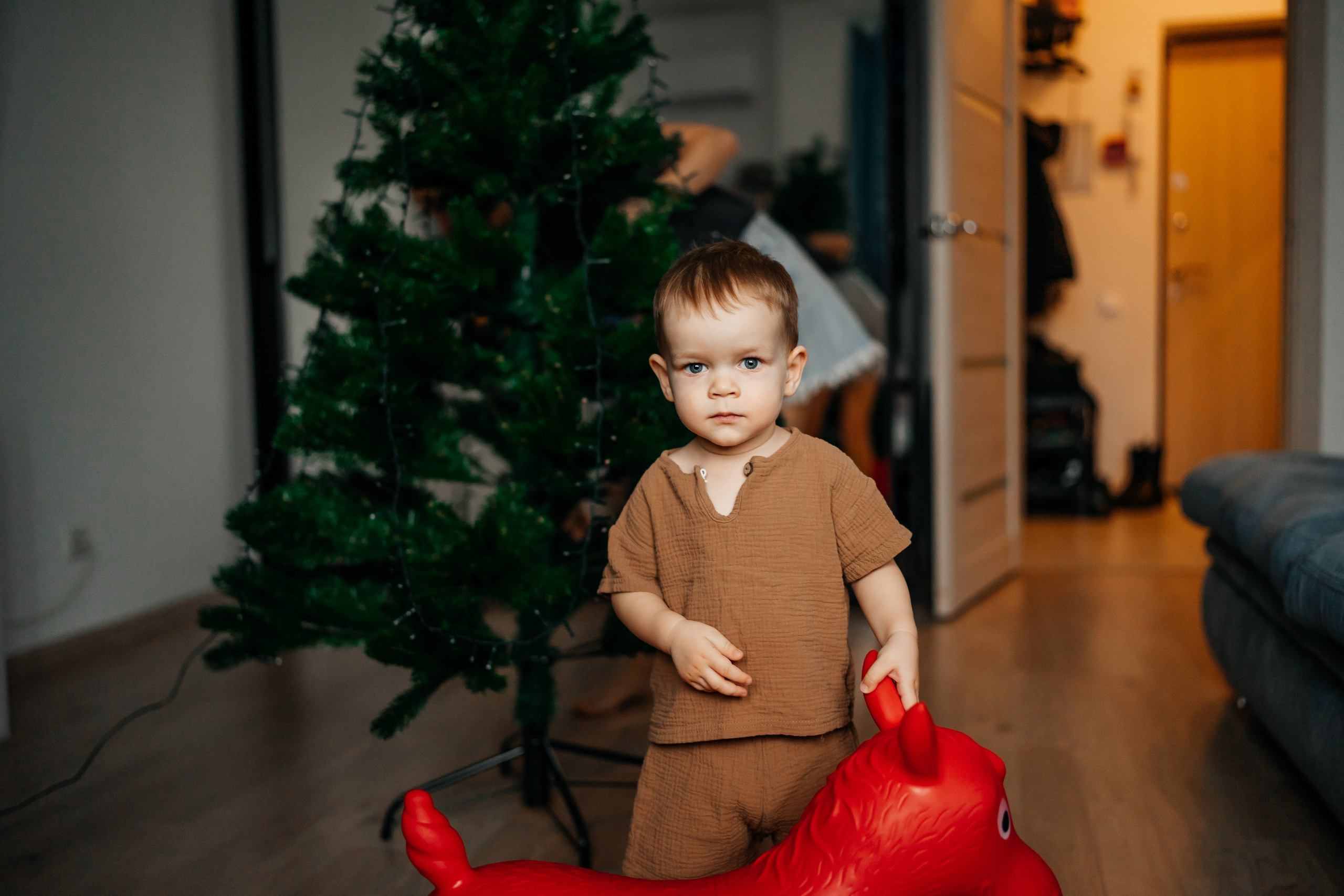Украшаем ёлочку. Малыш Костя. Семейный фотограф в Москве Ирина Жур