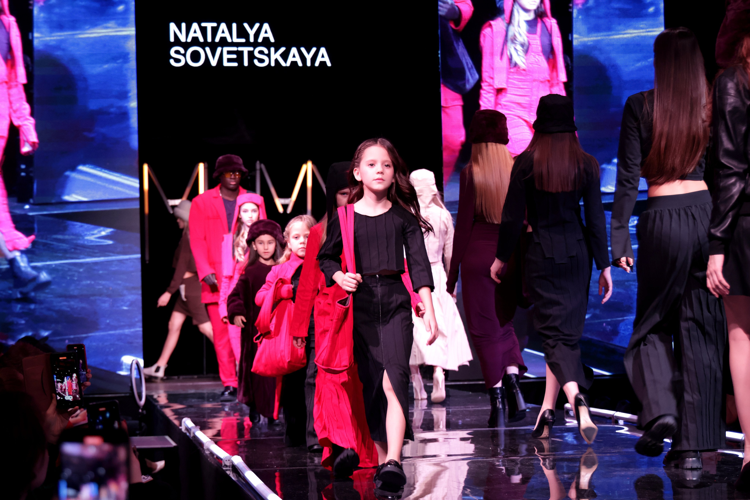 Модели бренда одежды и дизайнера Natalya Sovetskaya на подиуме в Москве