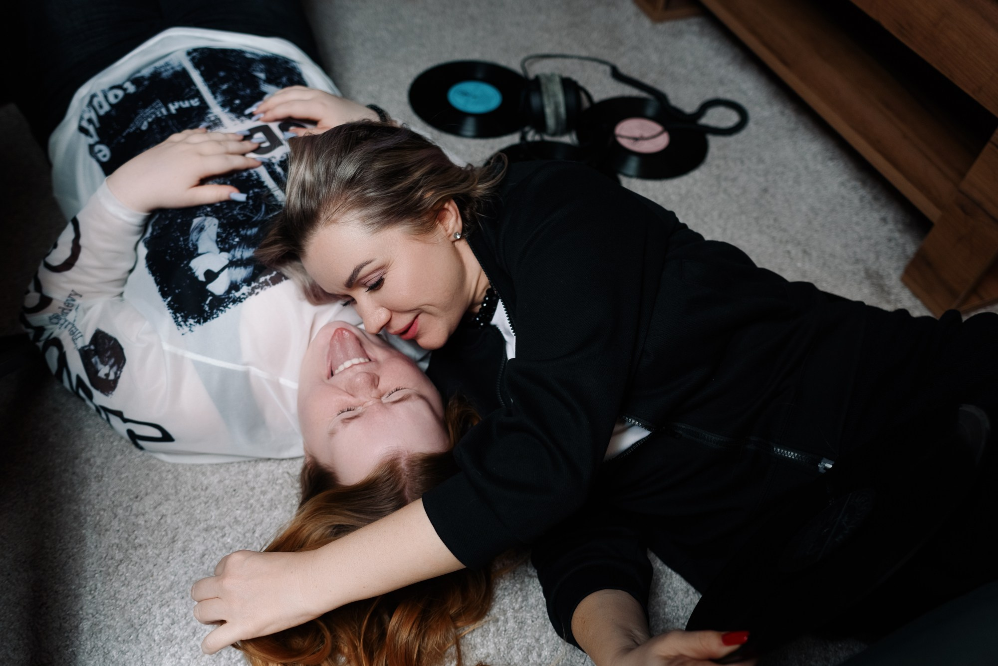 Семейная фотосессия на студии звукозаписи в Тюмени — мама и дочка. Портретный фотограф Тюмень Дарья Мустафина