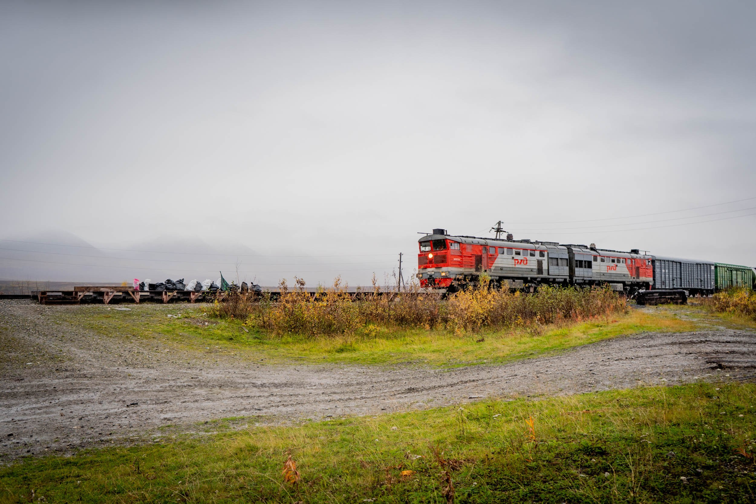 Уборка перрона п.Полярный, станция «110 км». Фотограф Екатерина Зорина