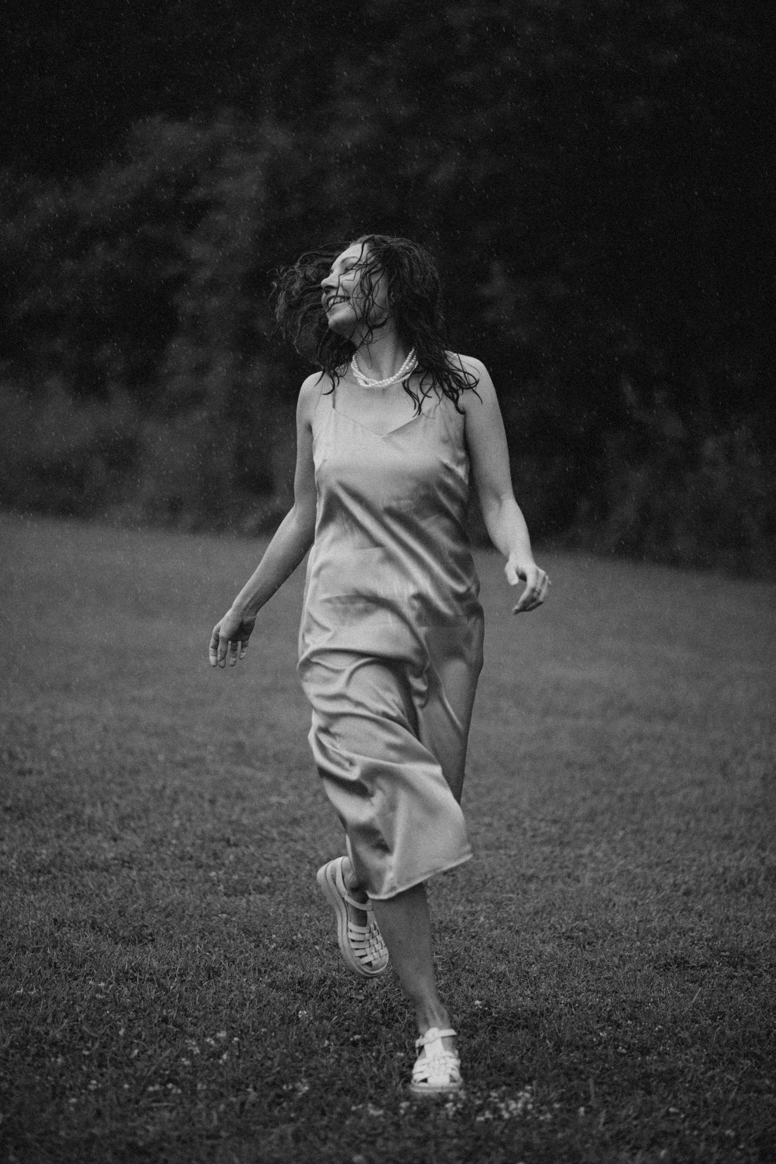 Чёрно-белая фотосессия в дождь