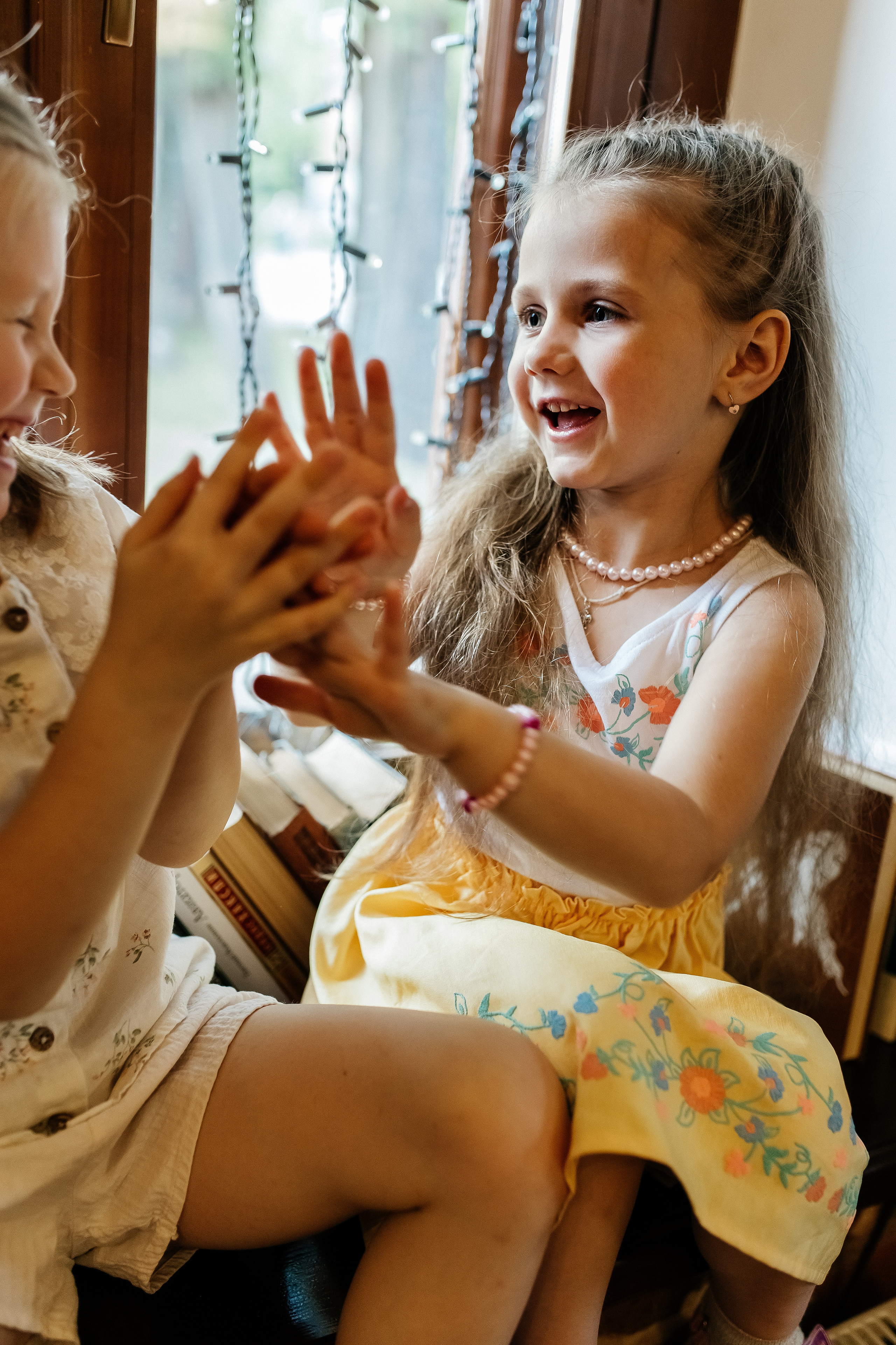 Лия и Полина. Посиделки в библиотеке. Профессиональный фотограф, Москва |Видное Елена Елизарова