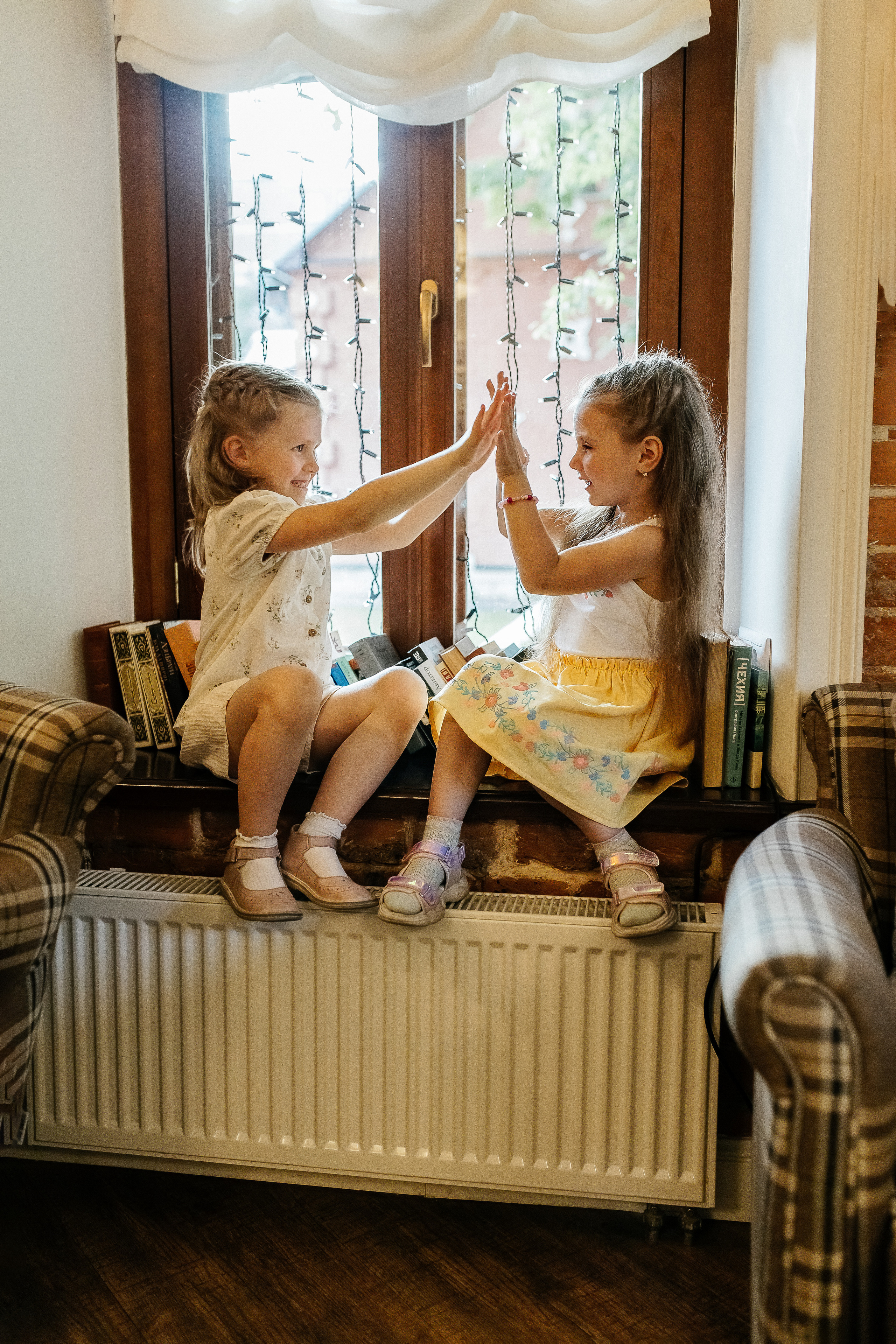 Лия и Полина. Посиделки в библиотеке. Профессиональный фотограф, Москва |Видное Елена Елизарова