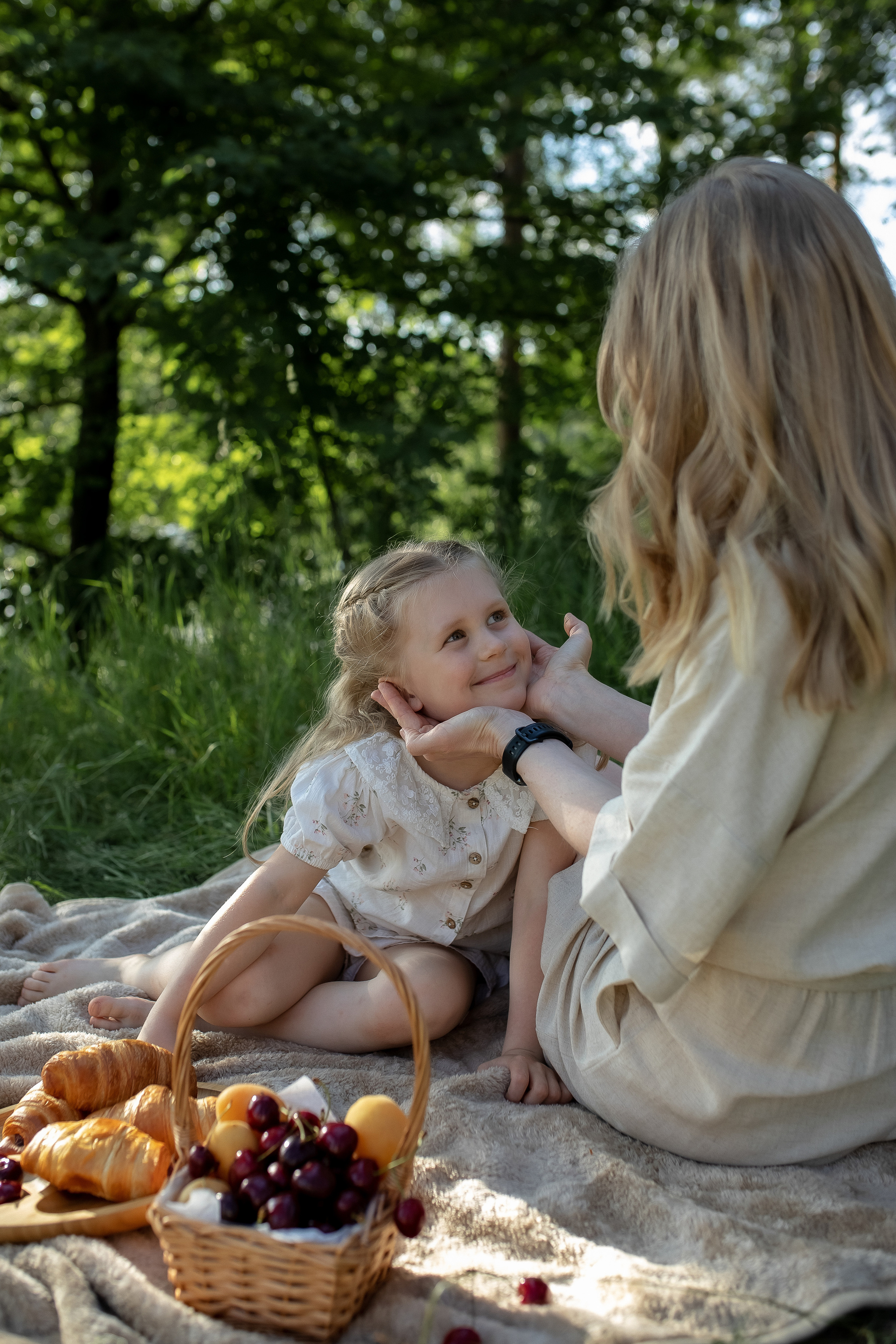 Лена и Полина. Пикник в лесу. Профессиональный фотограф, Москва |Видное Елена Елизарова