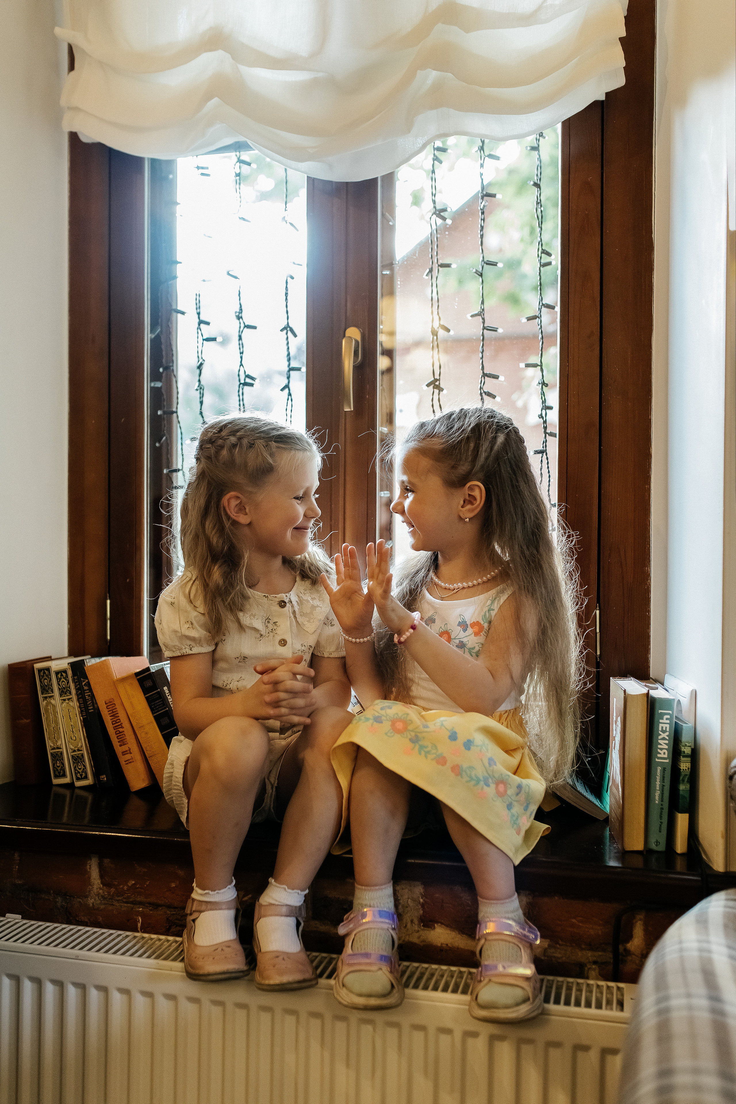 Лия и Полина. Посиделки в библиотеке. Профессиональный фотограф, Москва |Видное Елена Елизарова