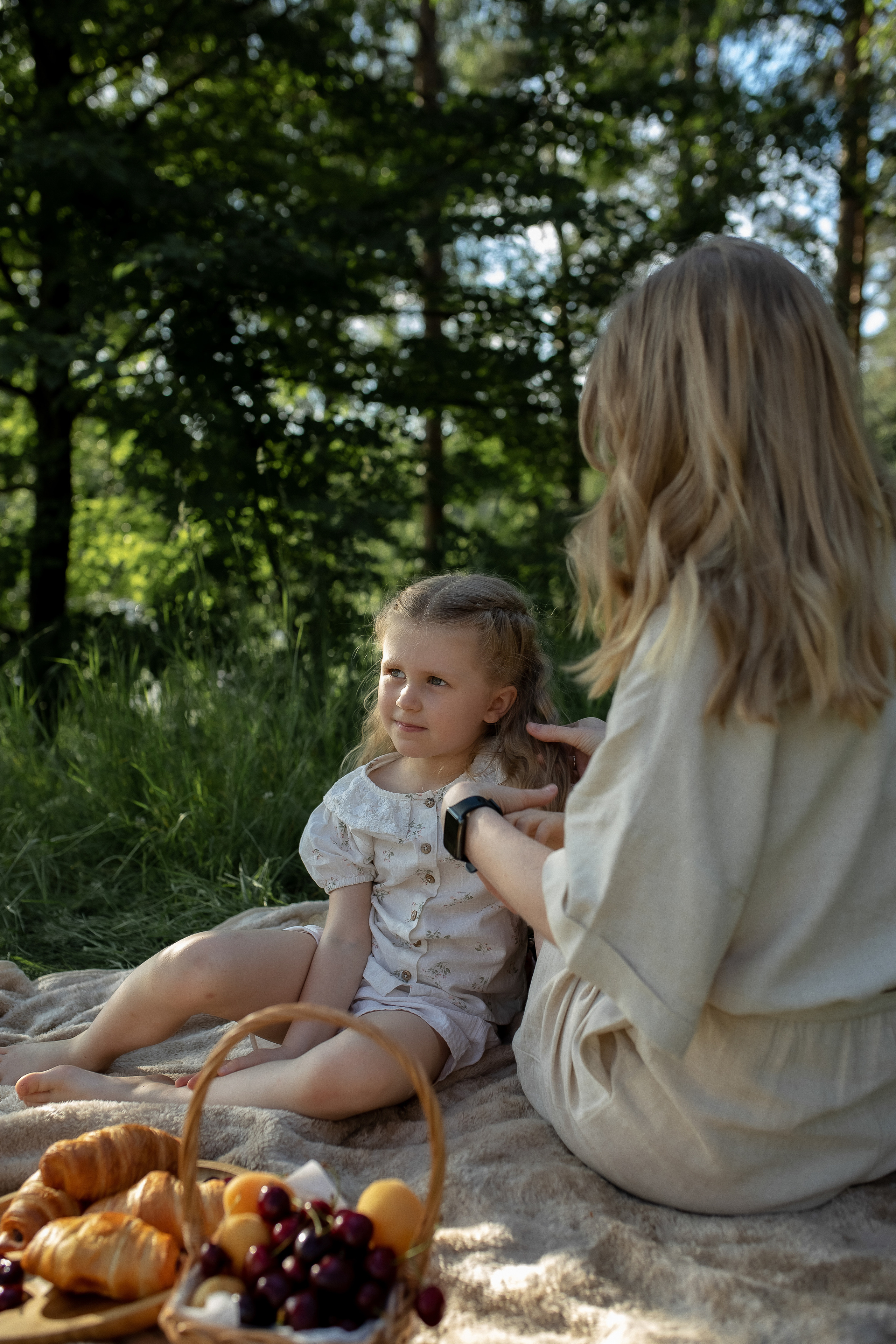 Лена и Полина. Пикник в лесу. Профессиональный фотограф, Москва |Видное Елена Елизарова