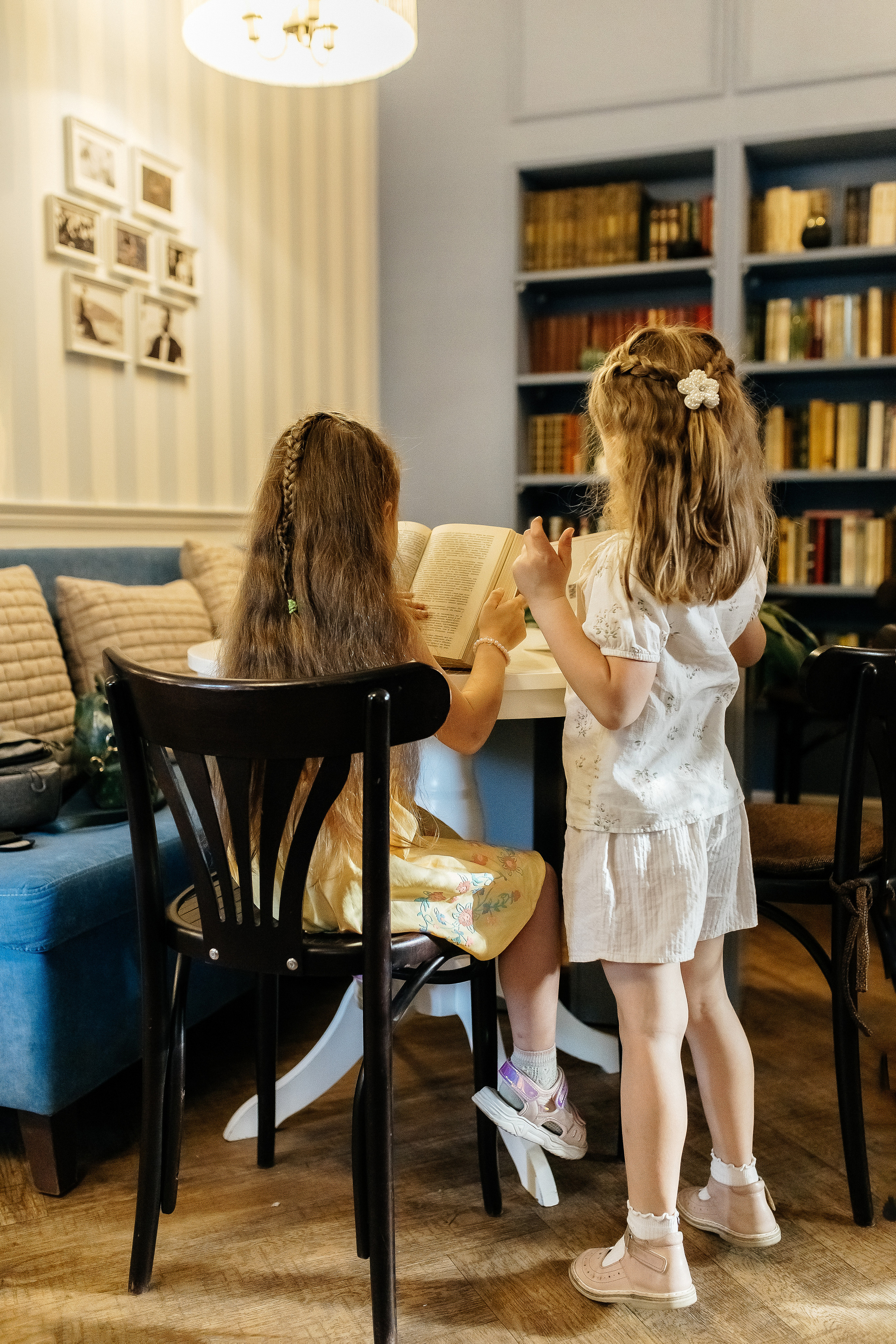 Лия и Полина. Посиделки в библиотеке. Профессиональный фотограф, Москва |Видное Елена Елизарова