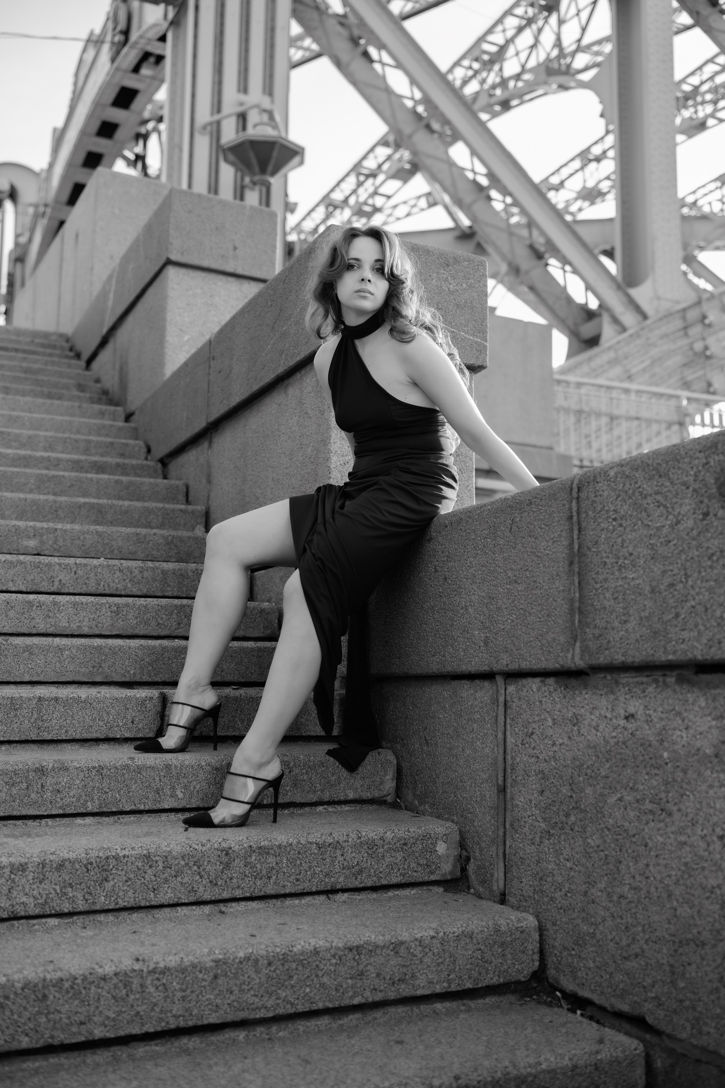 Фотосъемка в Санкт-Петербурге. Белые ночи. Пленэр. Большеохтинский мост. Девушка на лестнице