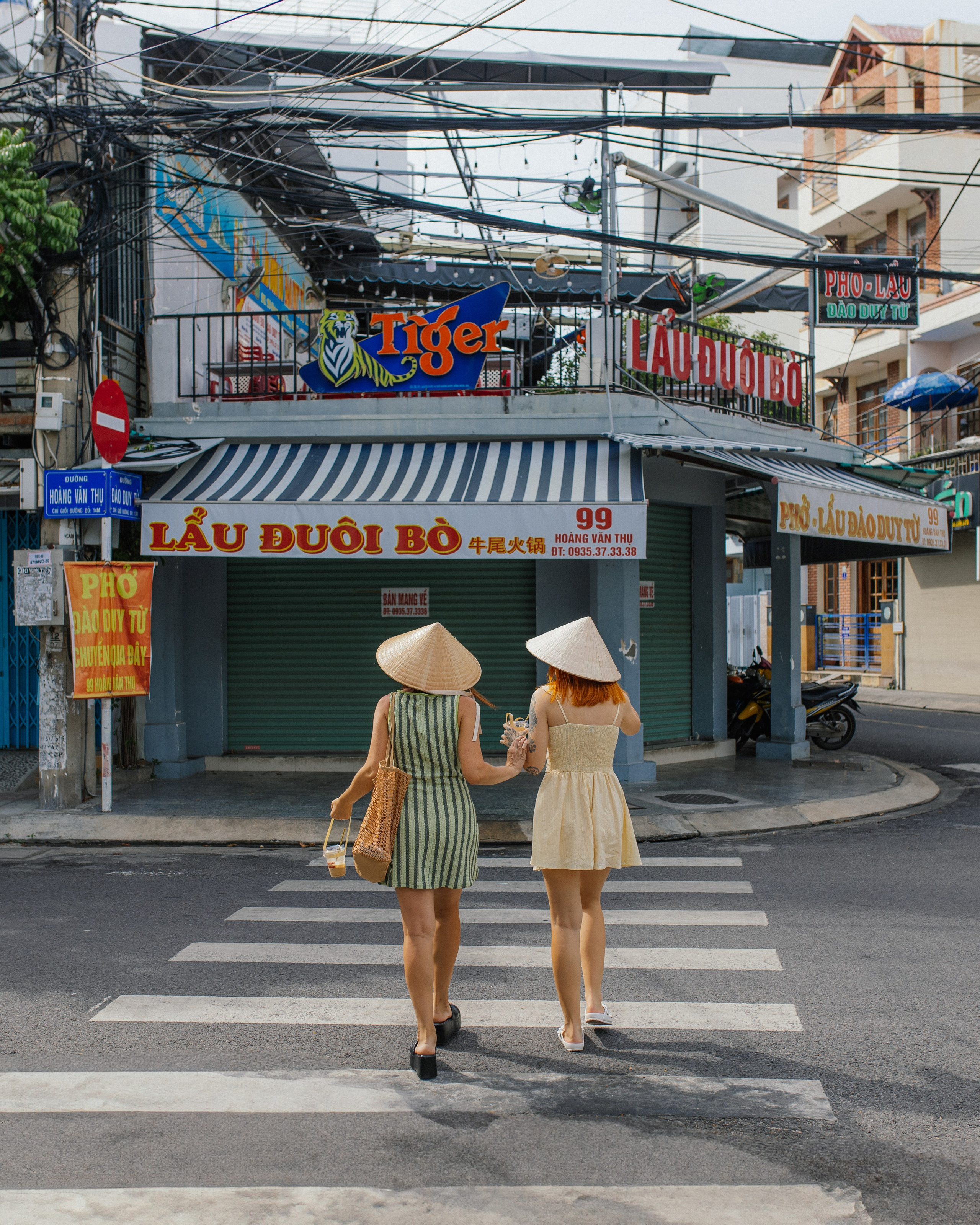 Елена и Полина на улицах Нячанга. Главная