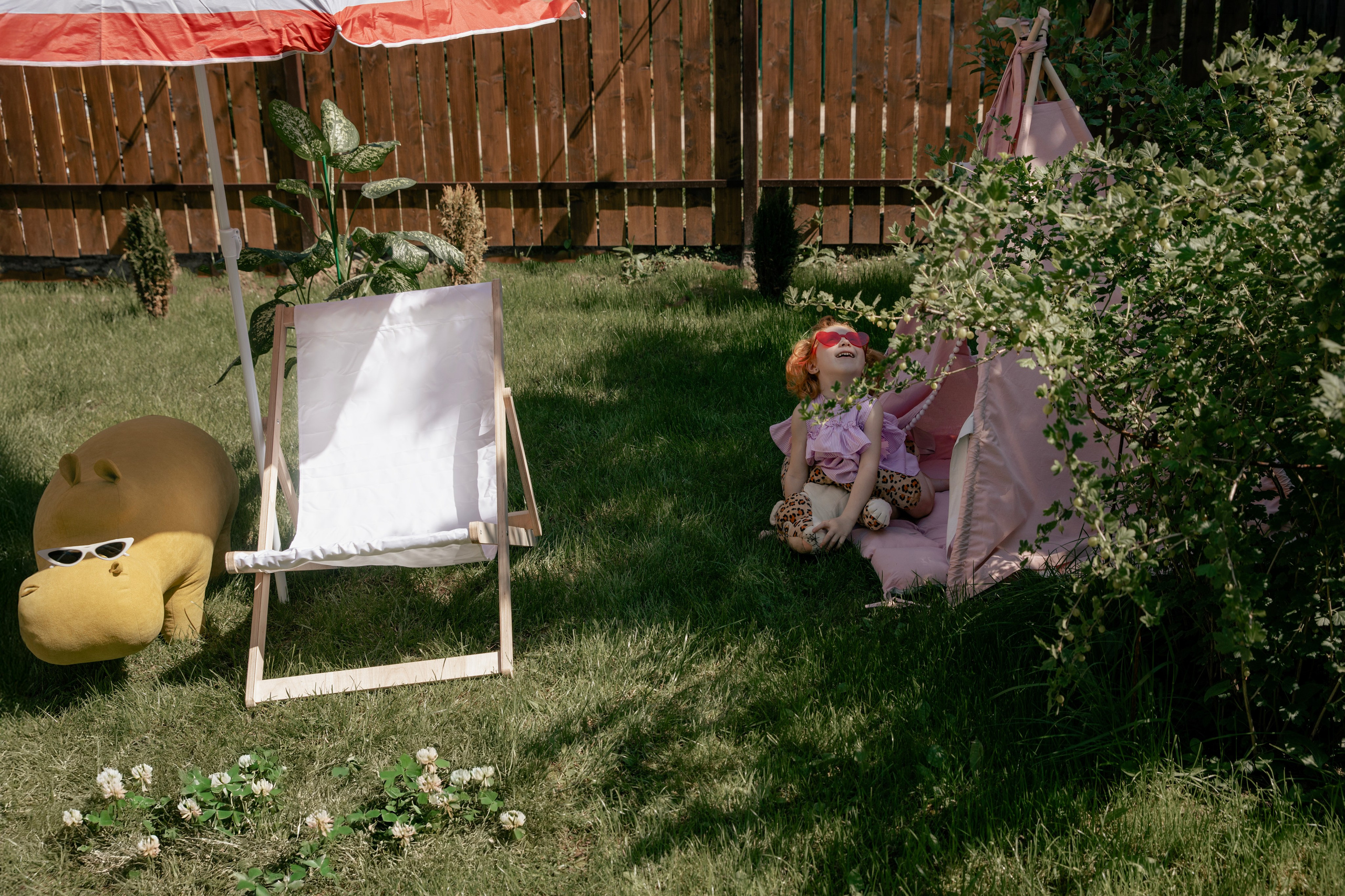 Летняя съемка девочки в саду, в бессейне, с шезлонгом, зонтиком и сахарной ватой. Фотограф новорожденных, детский фотограф  Москва.Семейная съемка Москва. Семенова Анна
