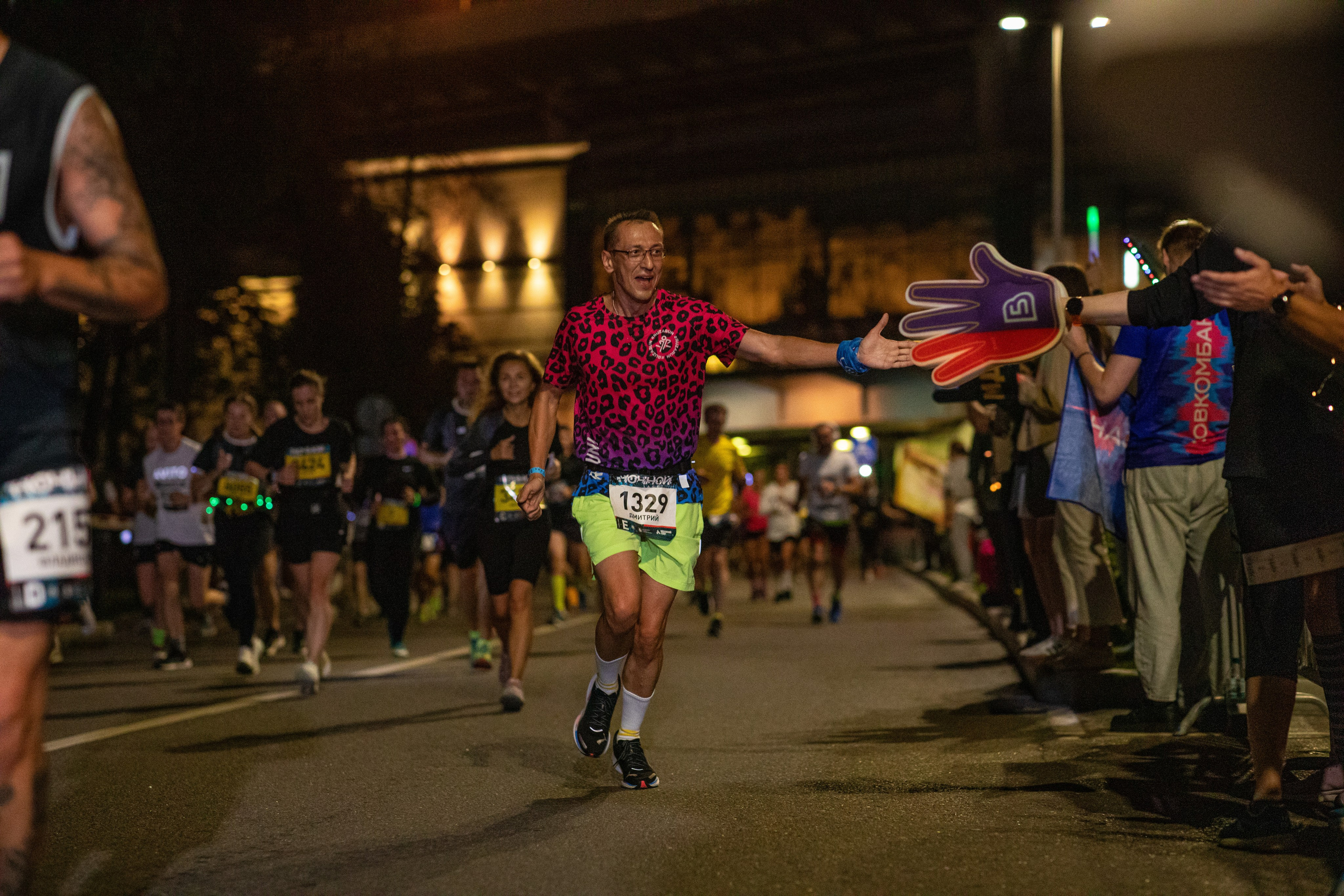 Ночной забег в ленте фотографий бегунов 03.08.24. Фотограф Сергей Ловкий