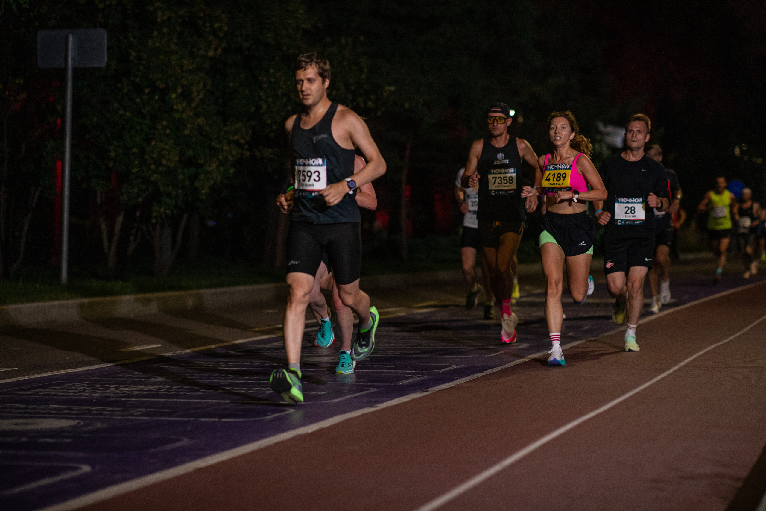Ночной забег в ленте фотографий бегунов 03.08.24. Фотограф Сергей Ловкий