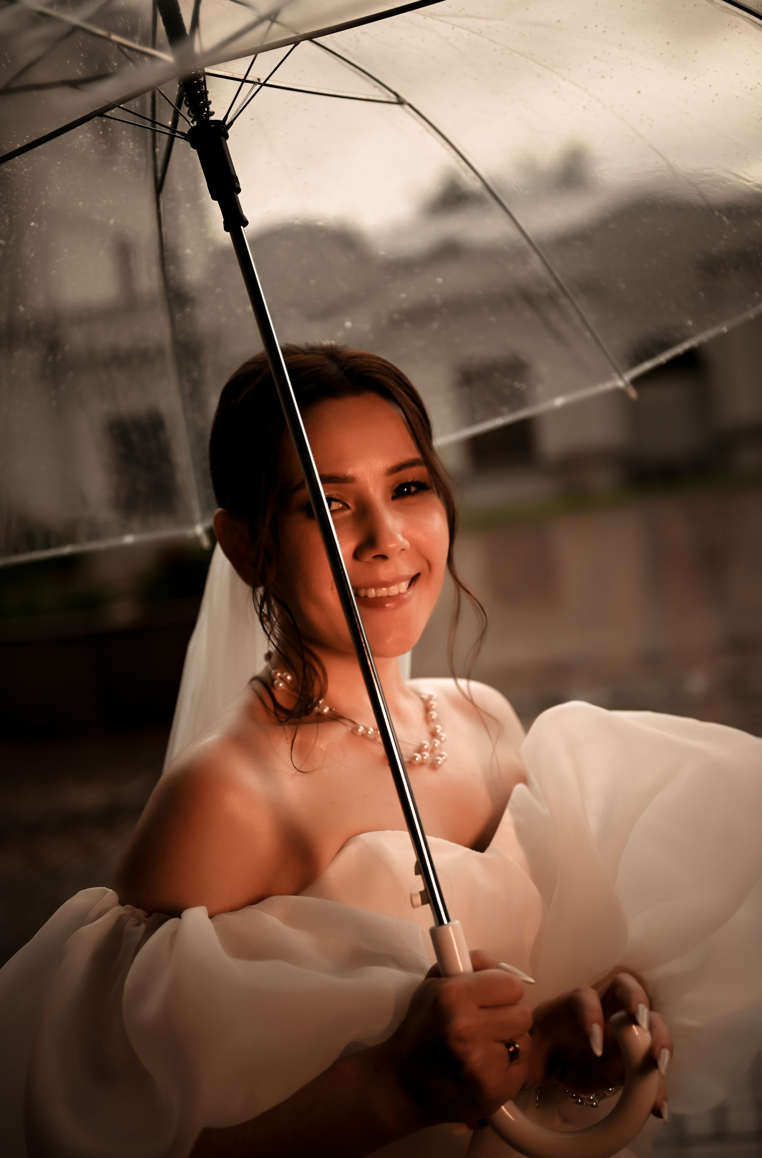 Небольшая свадебная серия в музее и прогулкой под дождем Эльмиры и Ризата. Свадебный, семейный, детский, контент фотограф в Омске Максим Ильин