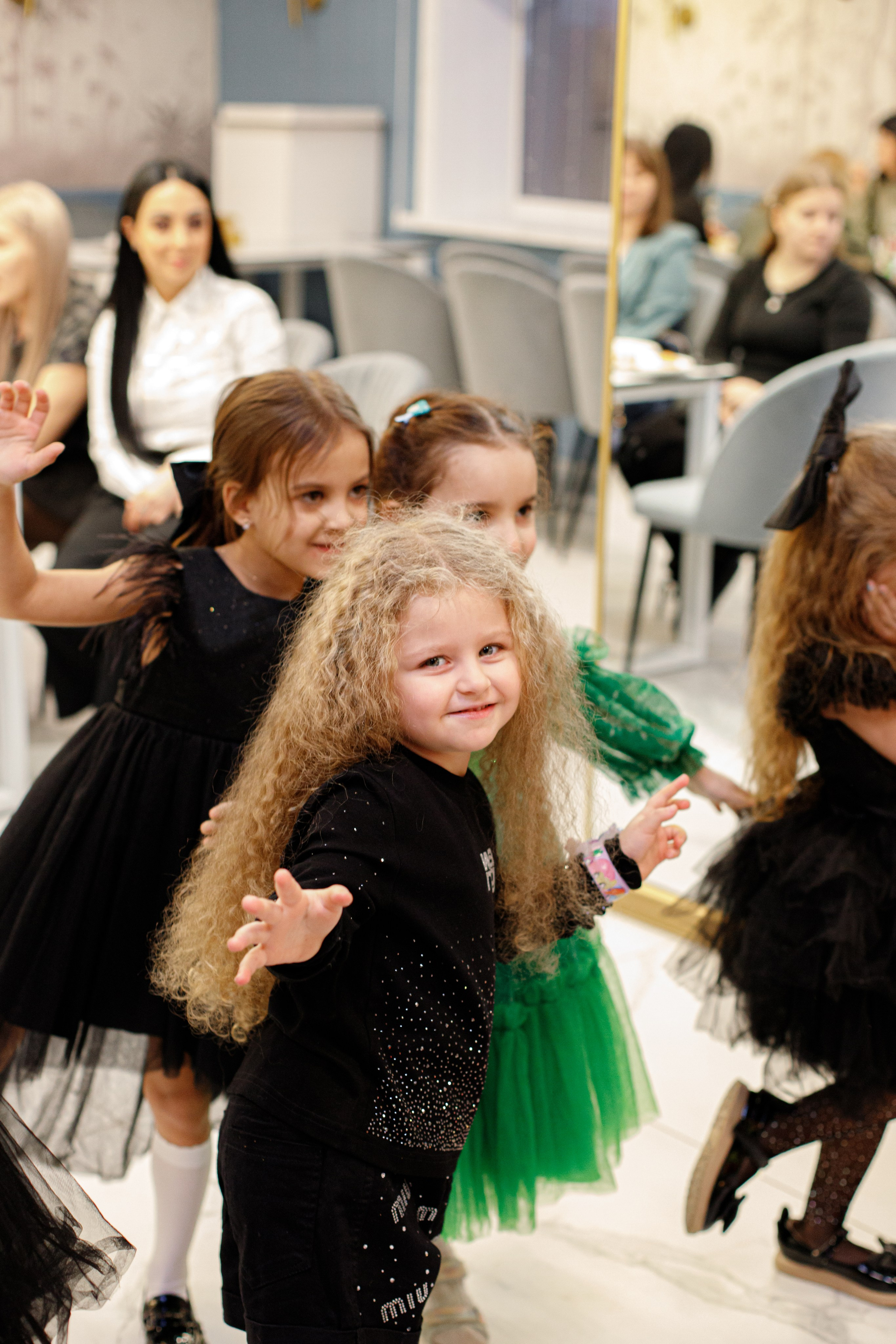 ASIA'S BIRTHDAY PARTY. Photokarish