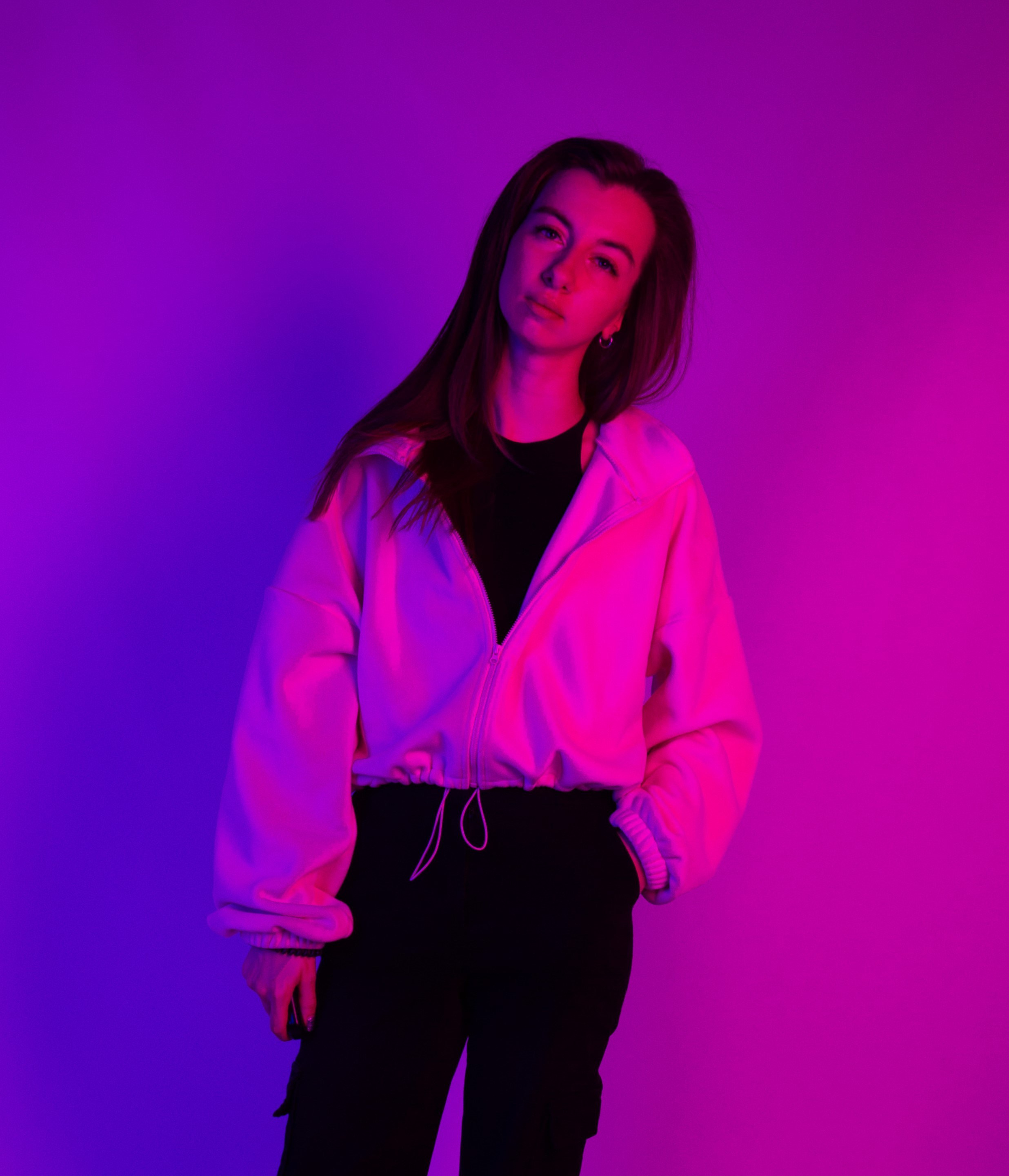 Фотосессия без фотографа в фотостудии автопортрета Double-you в ТРЦ Агора, Сургут. Цена. Стоимость фотосессии. Управляйте моментом с пультом, смотрясь в зеркало