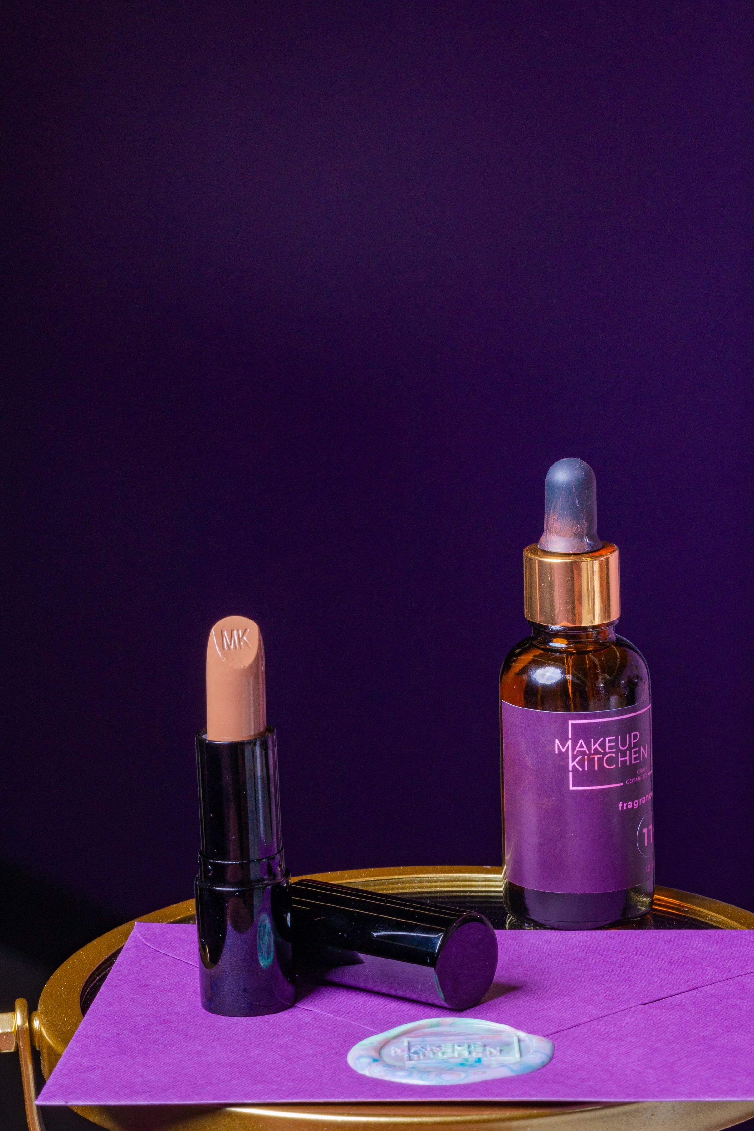 Помада и флакон предметные фотографии сертификат