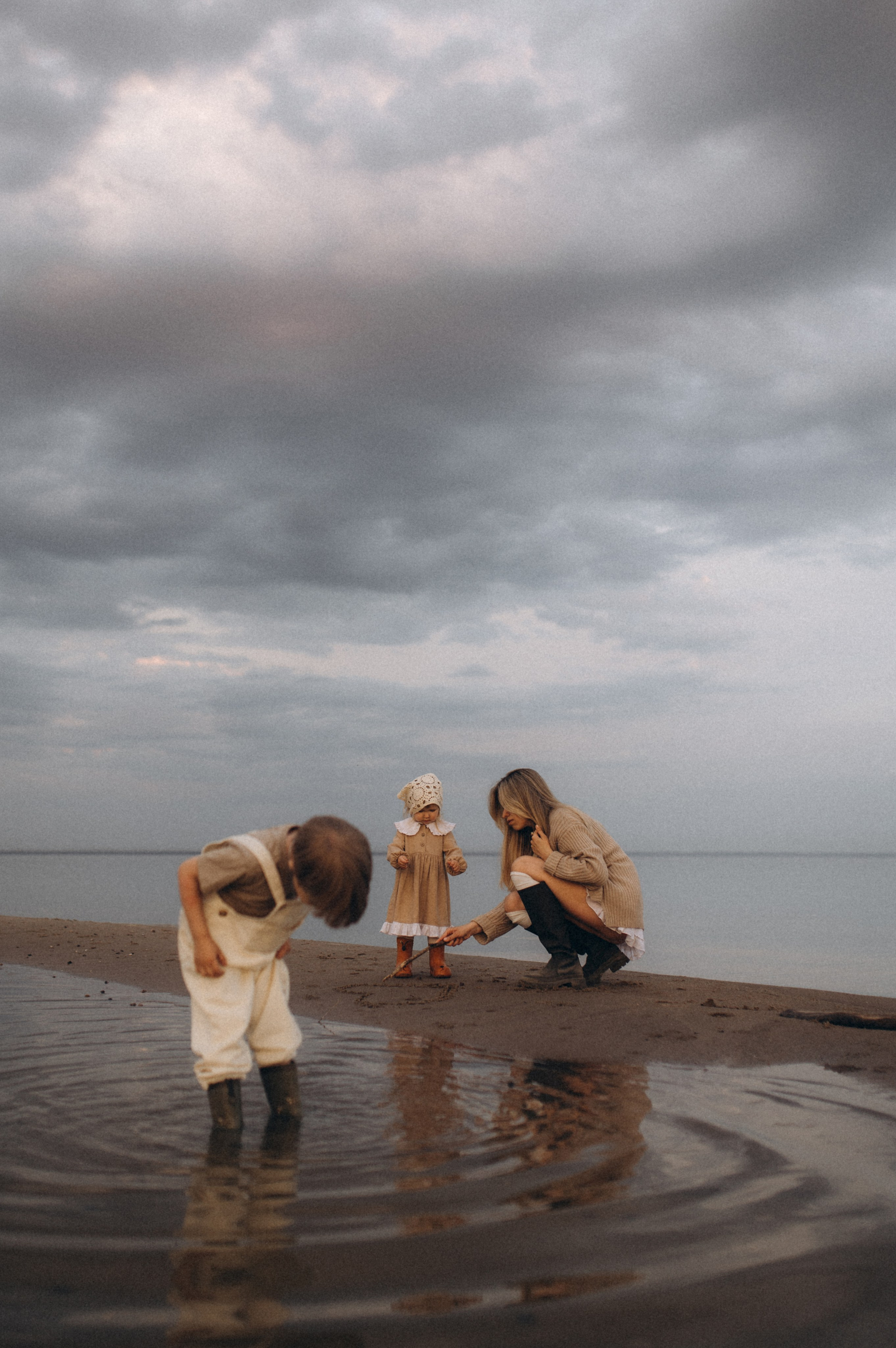 ЗАКАТ, КОМАРЫ И НЕПРОМОКАЕМЫЕ САПОГИ. Семейный фотограф в Новосибирске Женя Индрикова