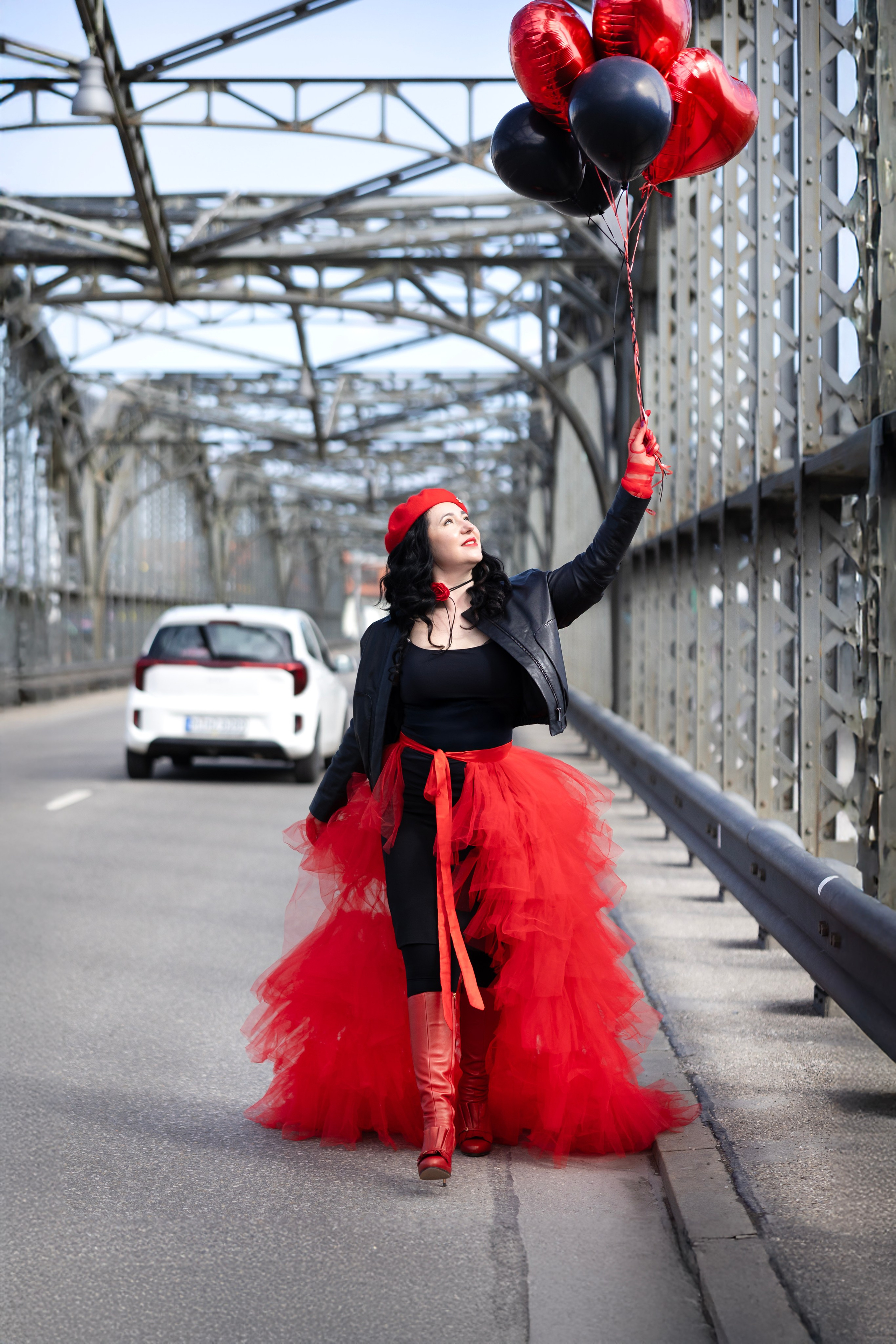 Balloons and red skirt. Photographer in Munich