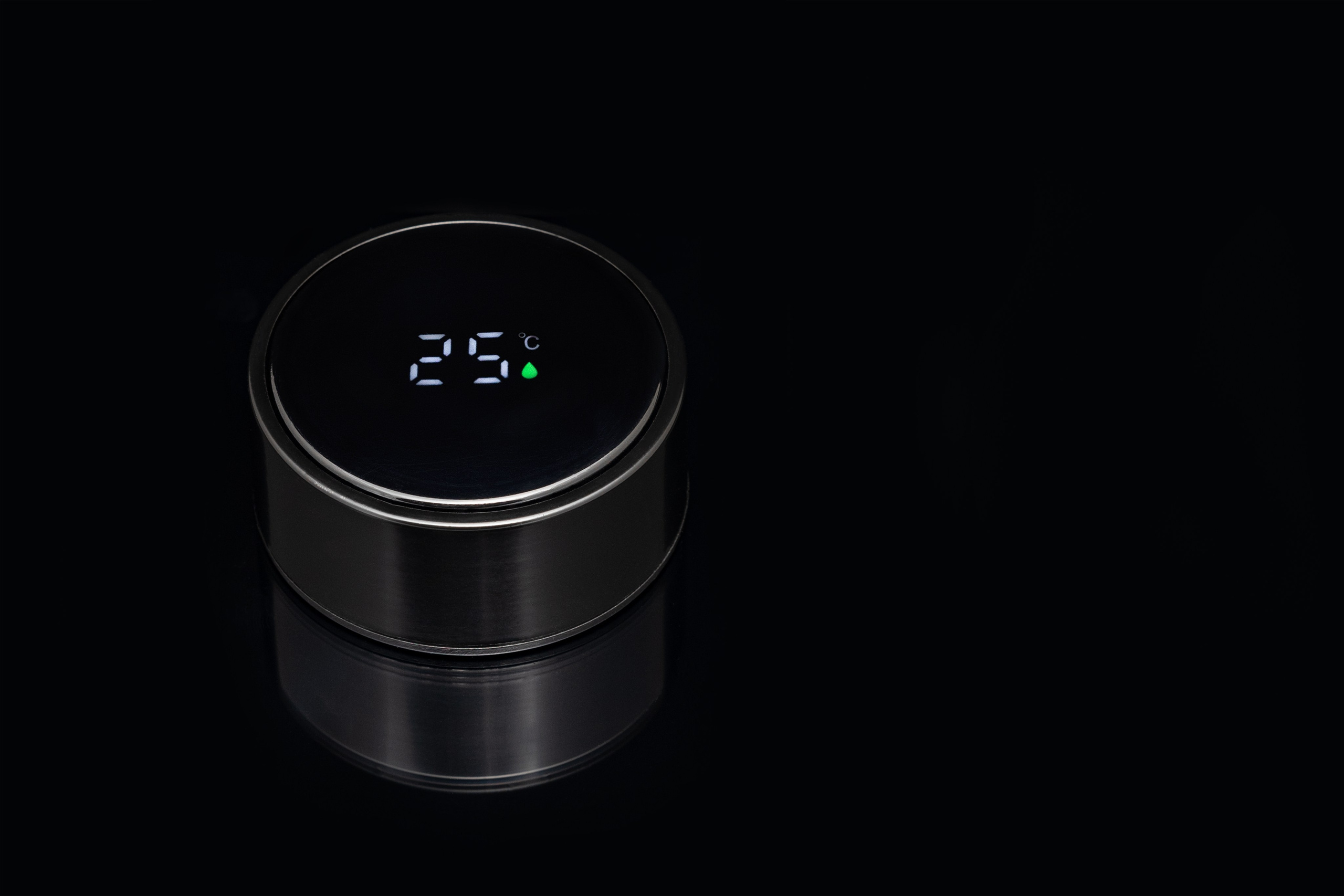 рекламное фото, каталожная съемка, бутылочка, баночка с кремом,  на белом и черном зеркальном фоне, имиджевая съемка, сложные композиции