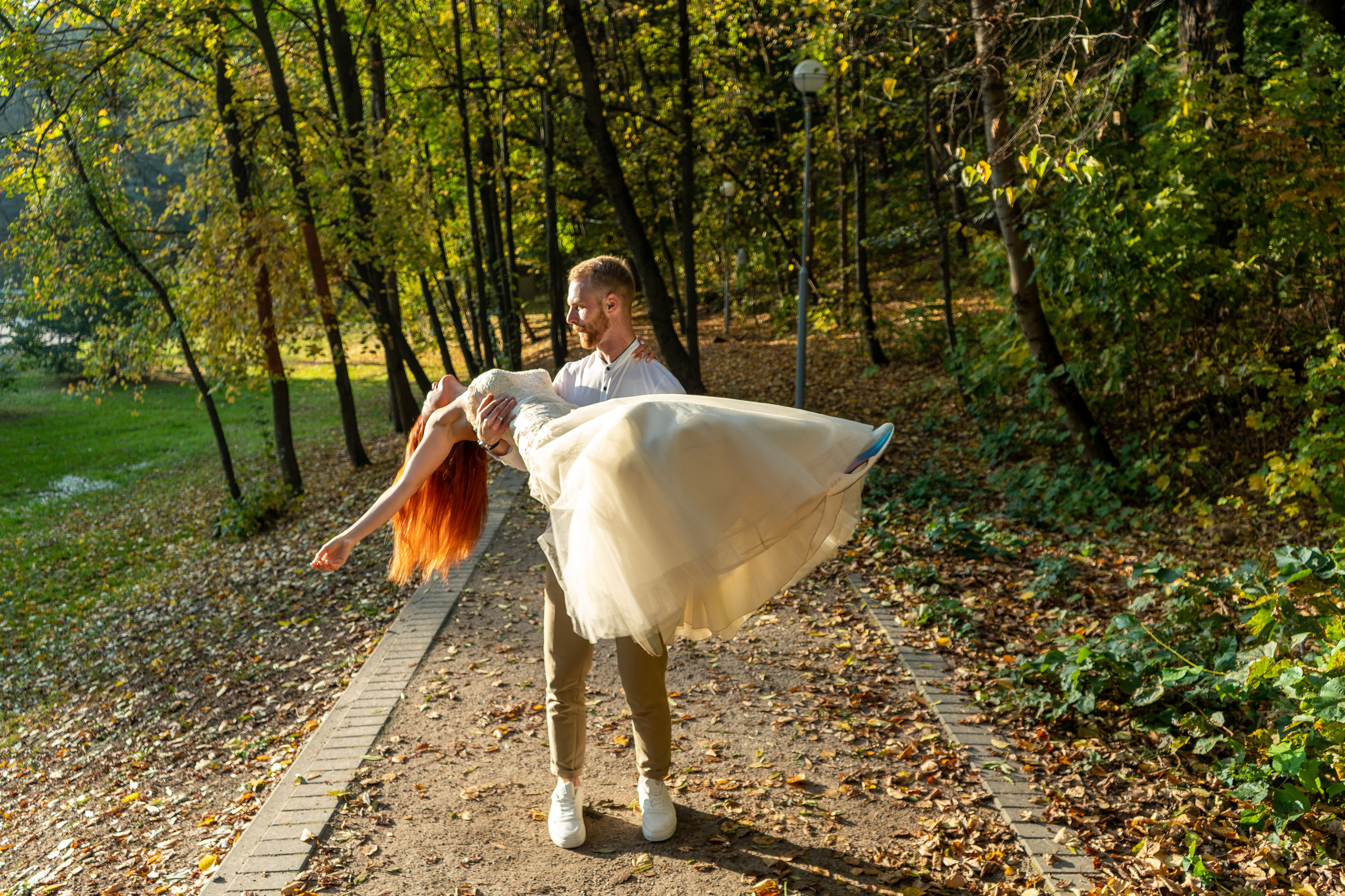 Жених держит на руках невесту в Воронеже в парке Динамо