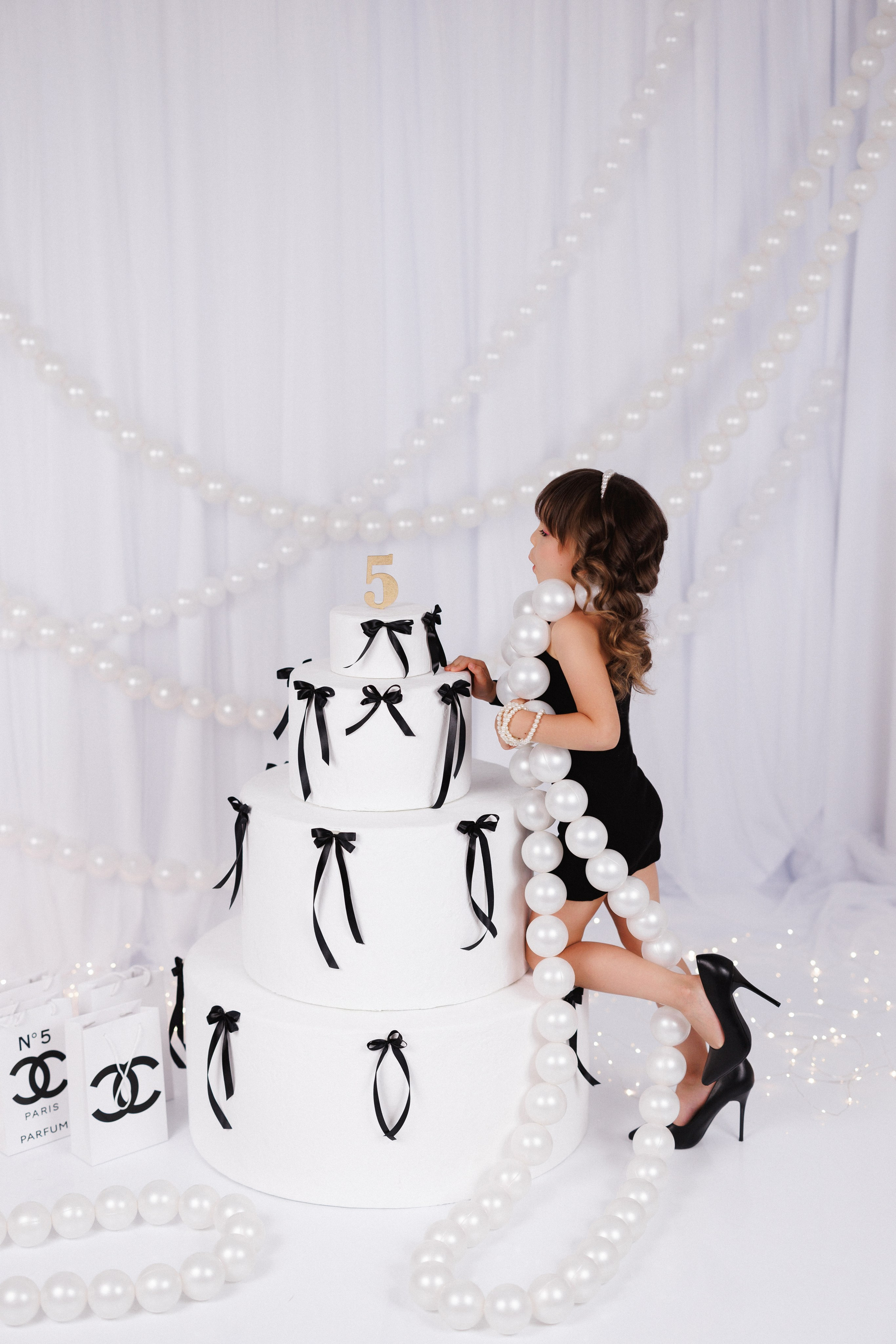 Фотосессия к дню рождения с большим тортом, в детской фотостудии «Антураж», город Краснодар. Семейный и детский фотограф в Краснодаре Анна Трашкова