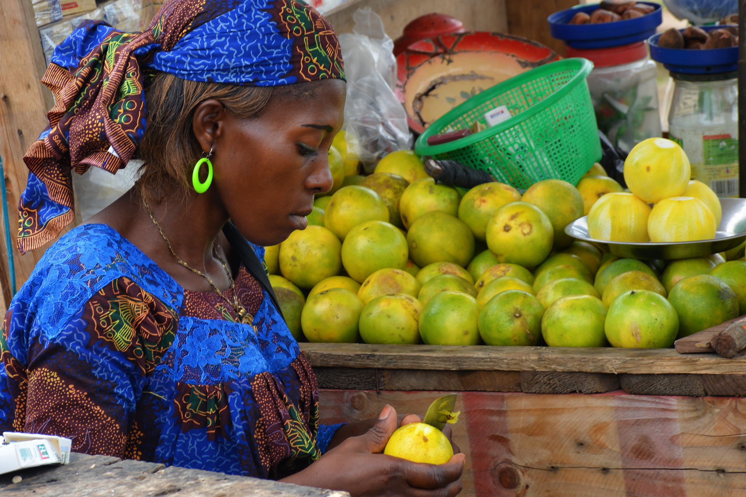 Женщина чистит фрукты у придорожной торговой точки, Камерун, Camerun