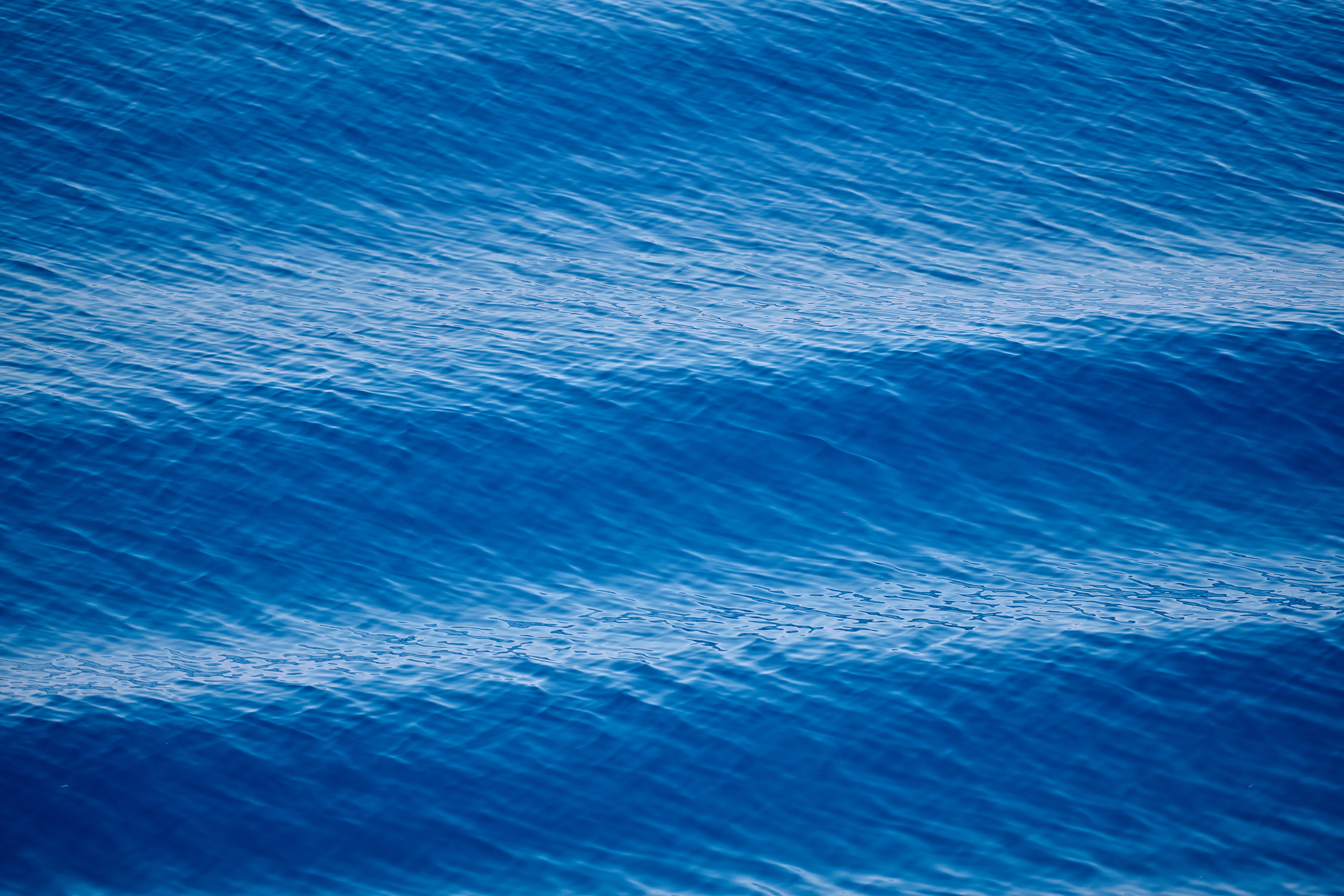 Маленькие плавные волны на поверхности моря