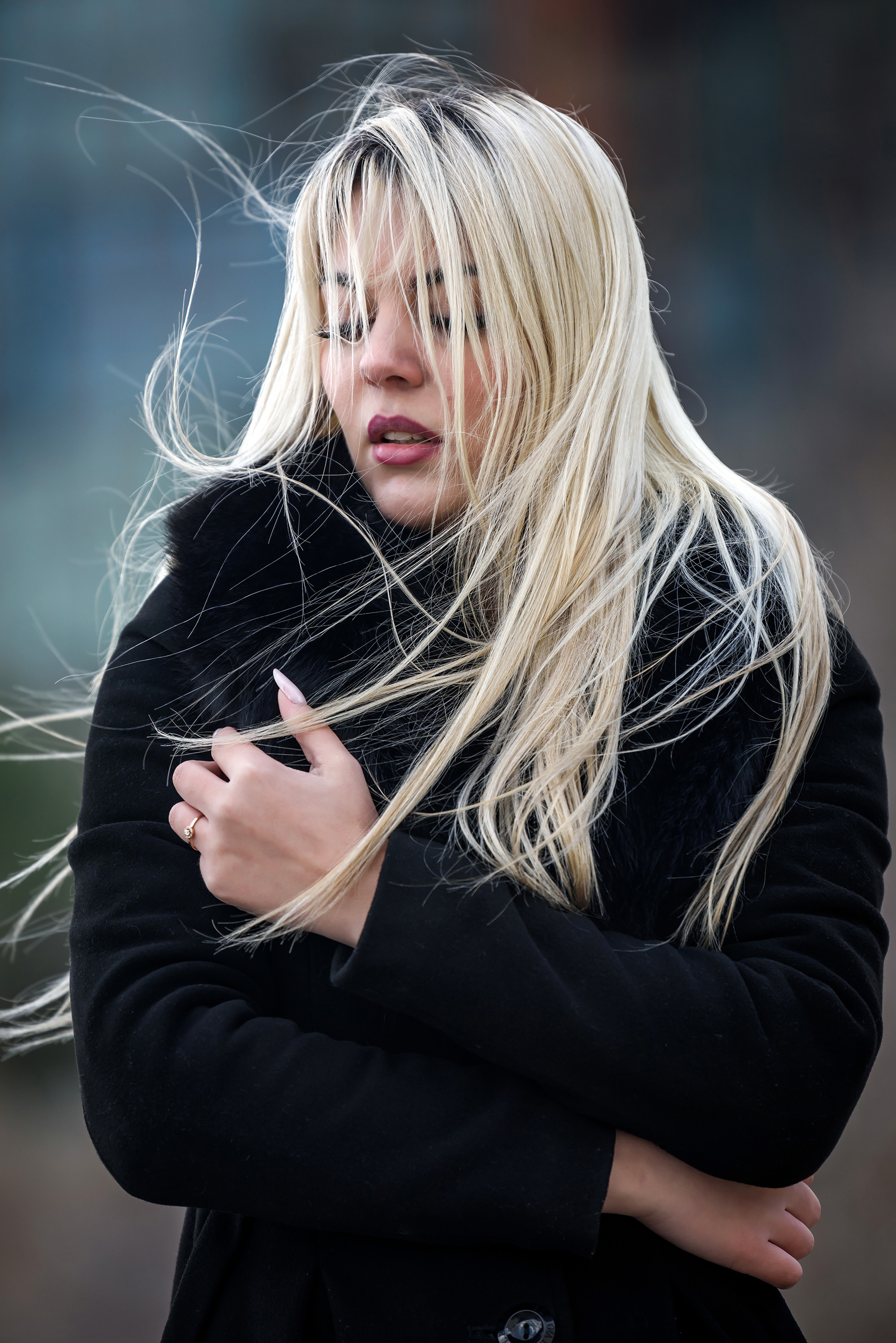 Девушка в шубе и ветер