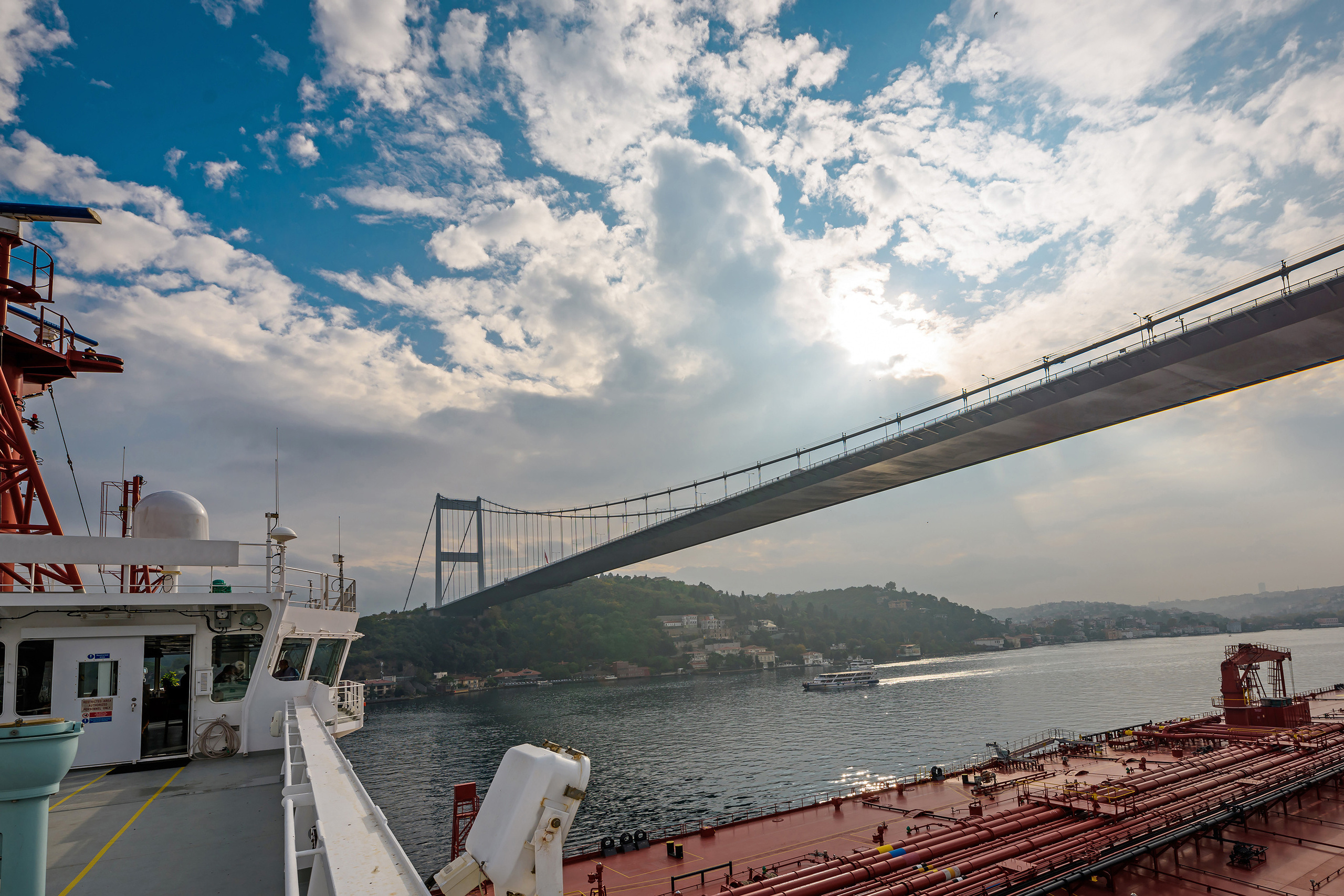 Танкер проходит под мостом