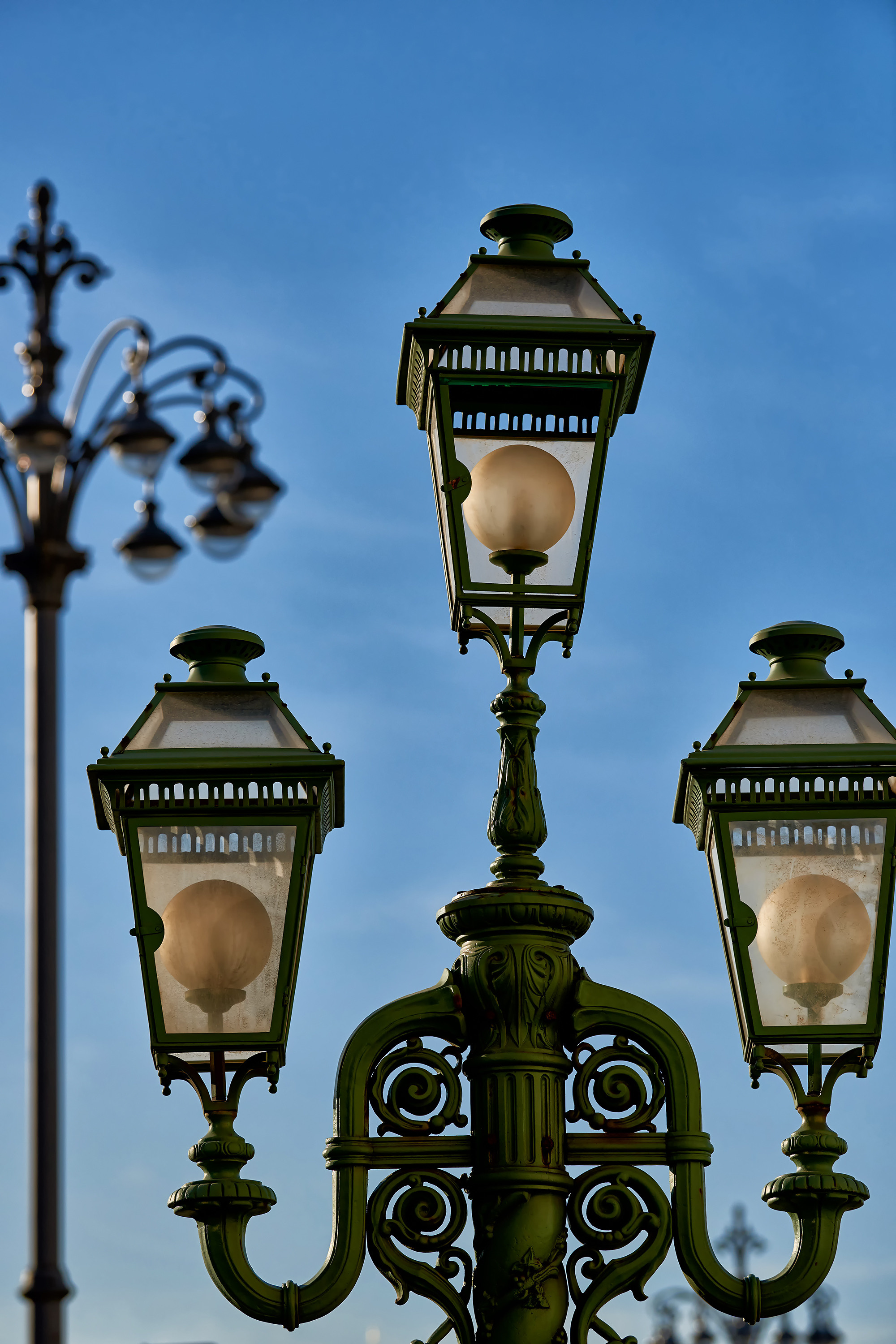 Уличные ретро-фонари на фоне голубого неба