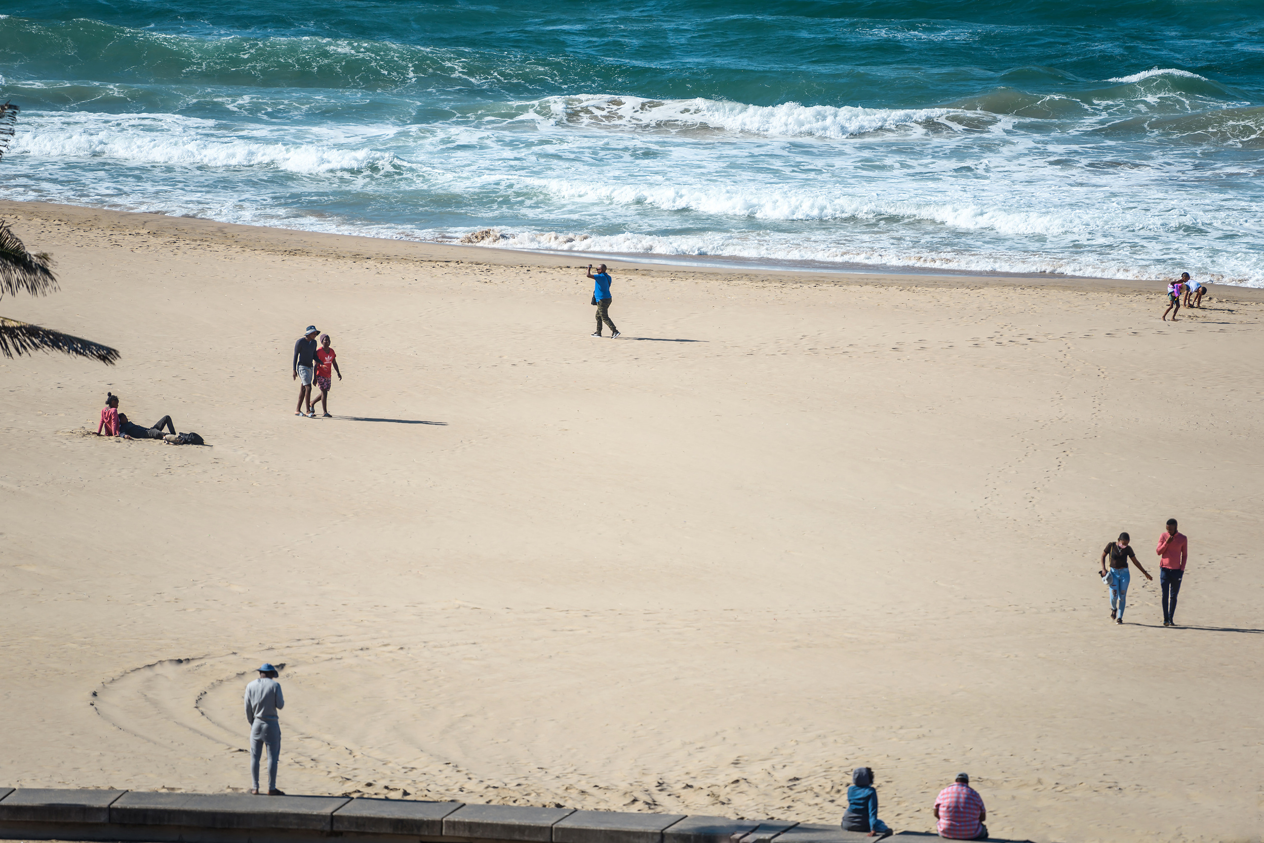 Отдыхающие люди на песчаном океанском пляже, ЮАР, Дурбан, SAR, Durban