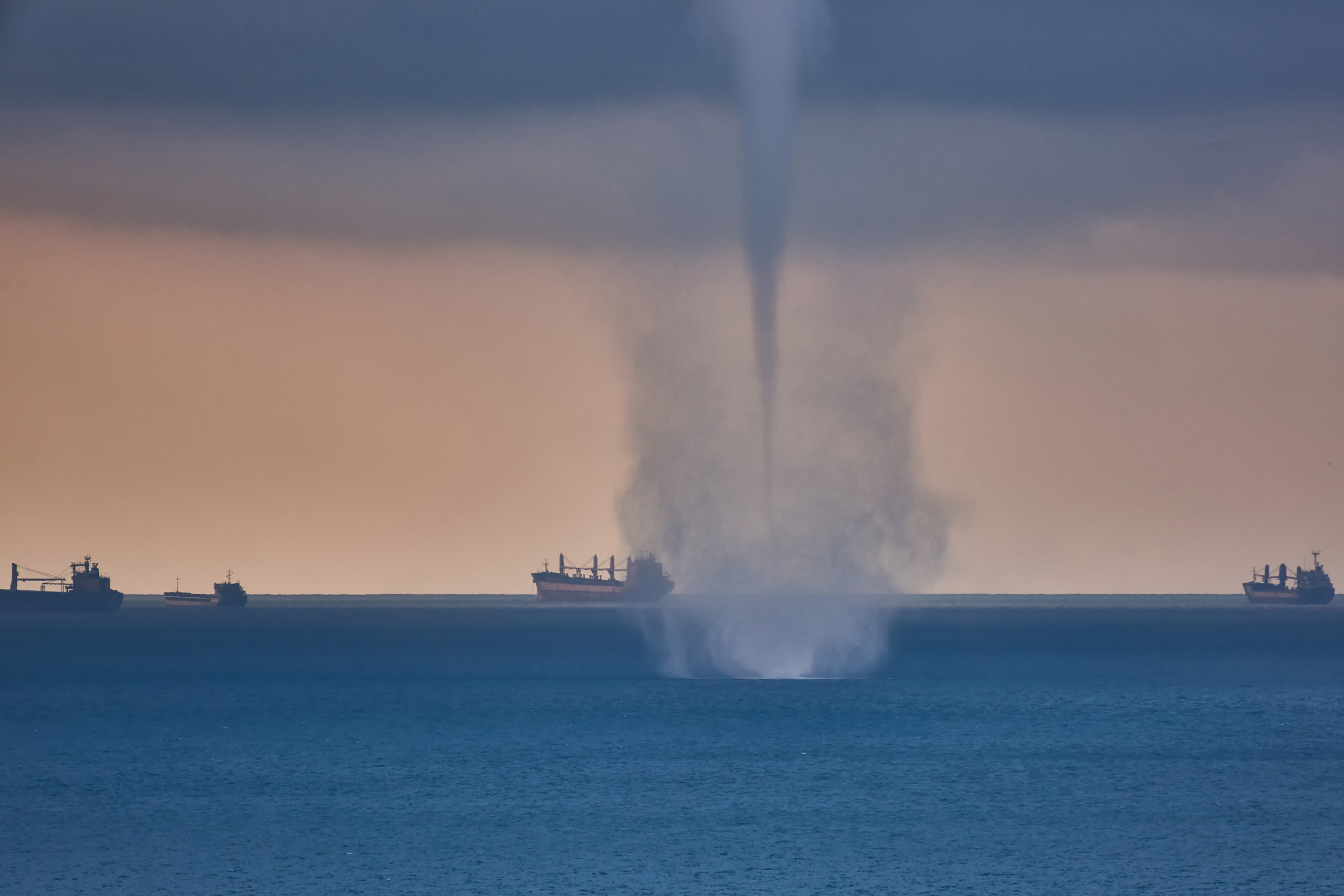 Смерч в море