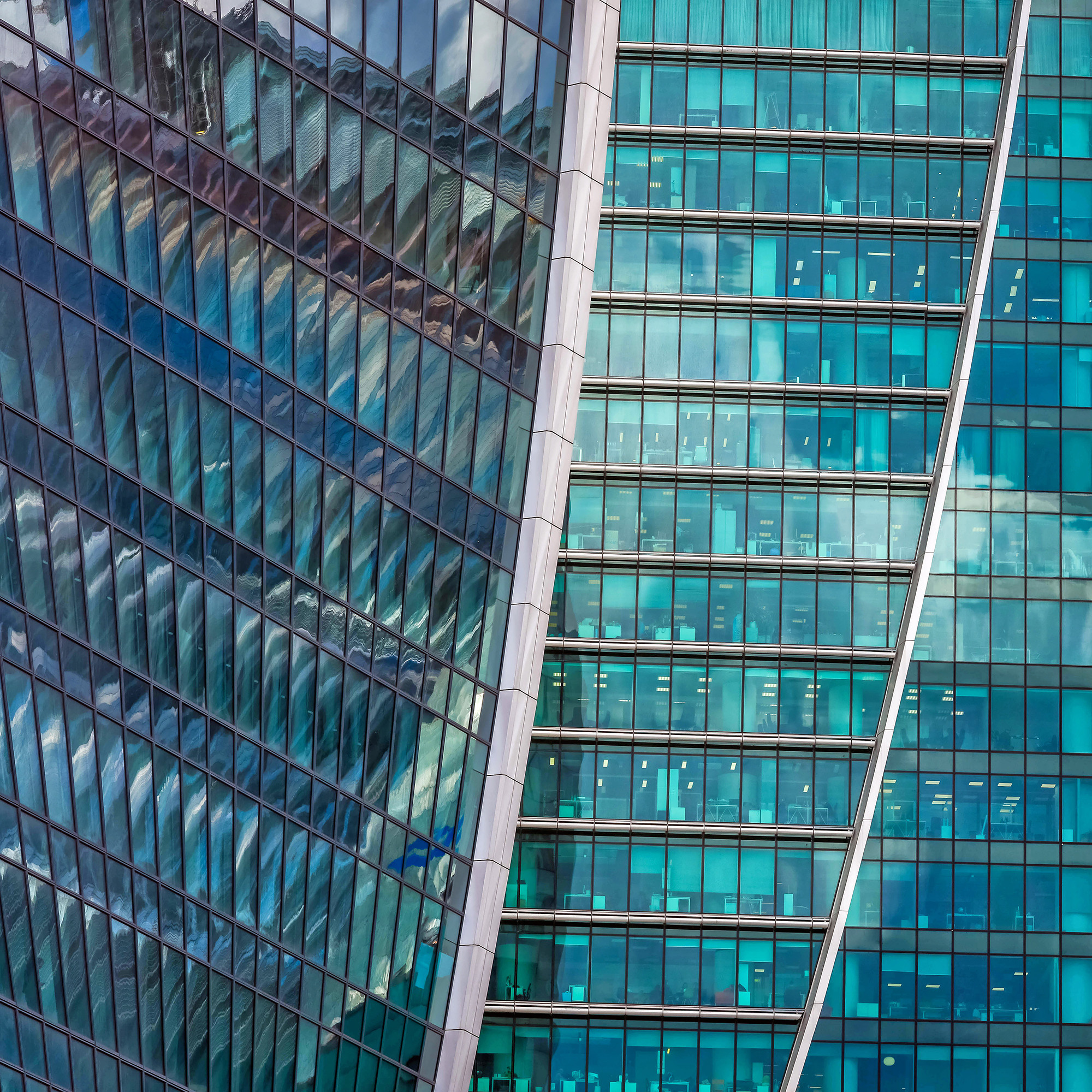 Текстура, фон - стеклянный фасад небоскреба, окна
