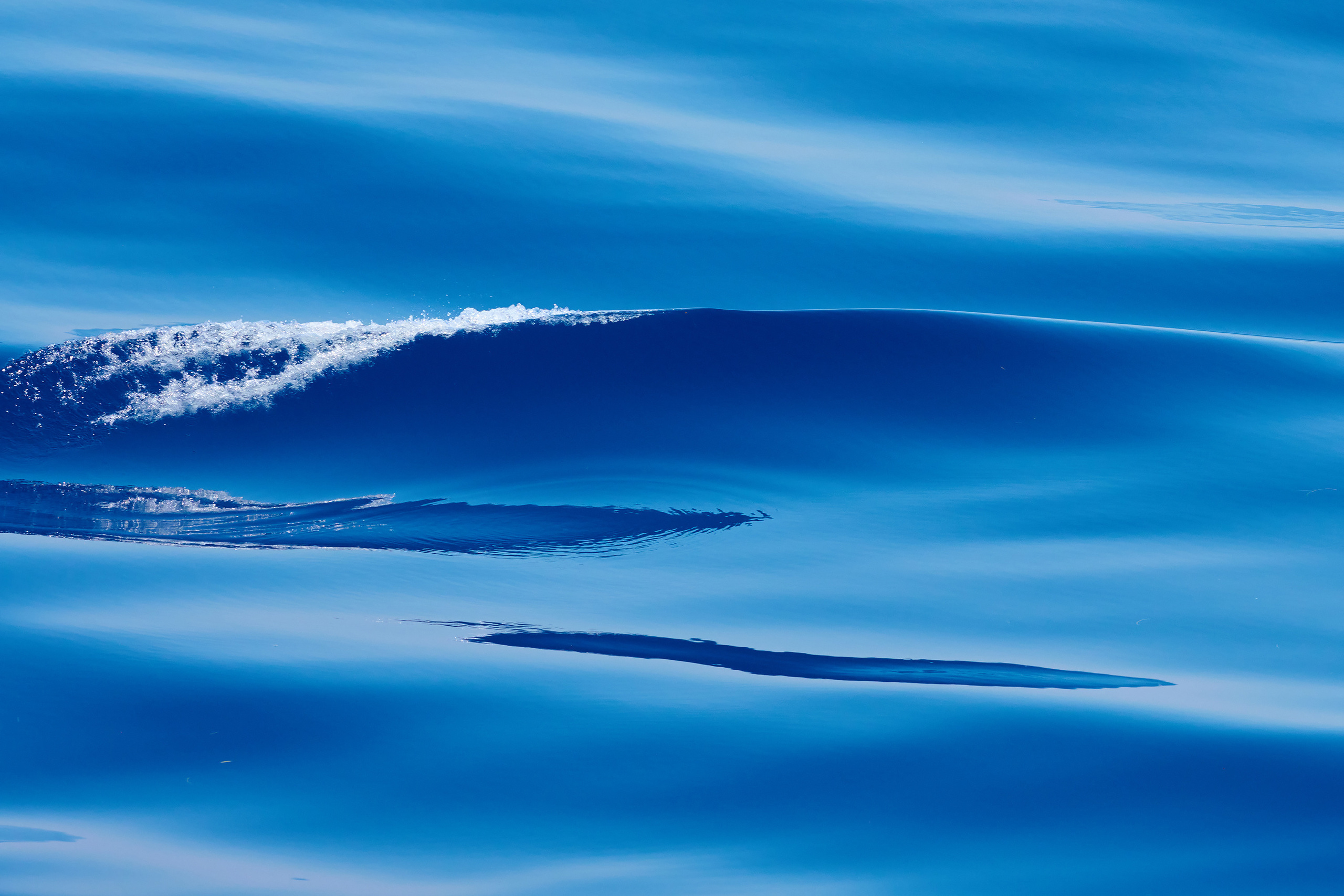 Маленькая заворачивающаяся волна на поверхности океана