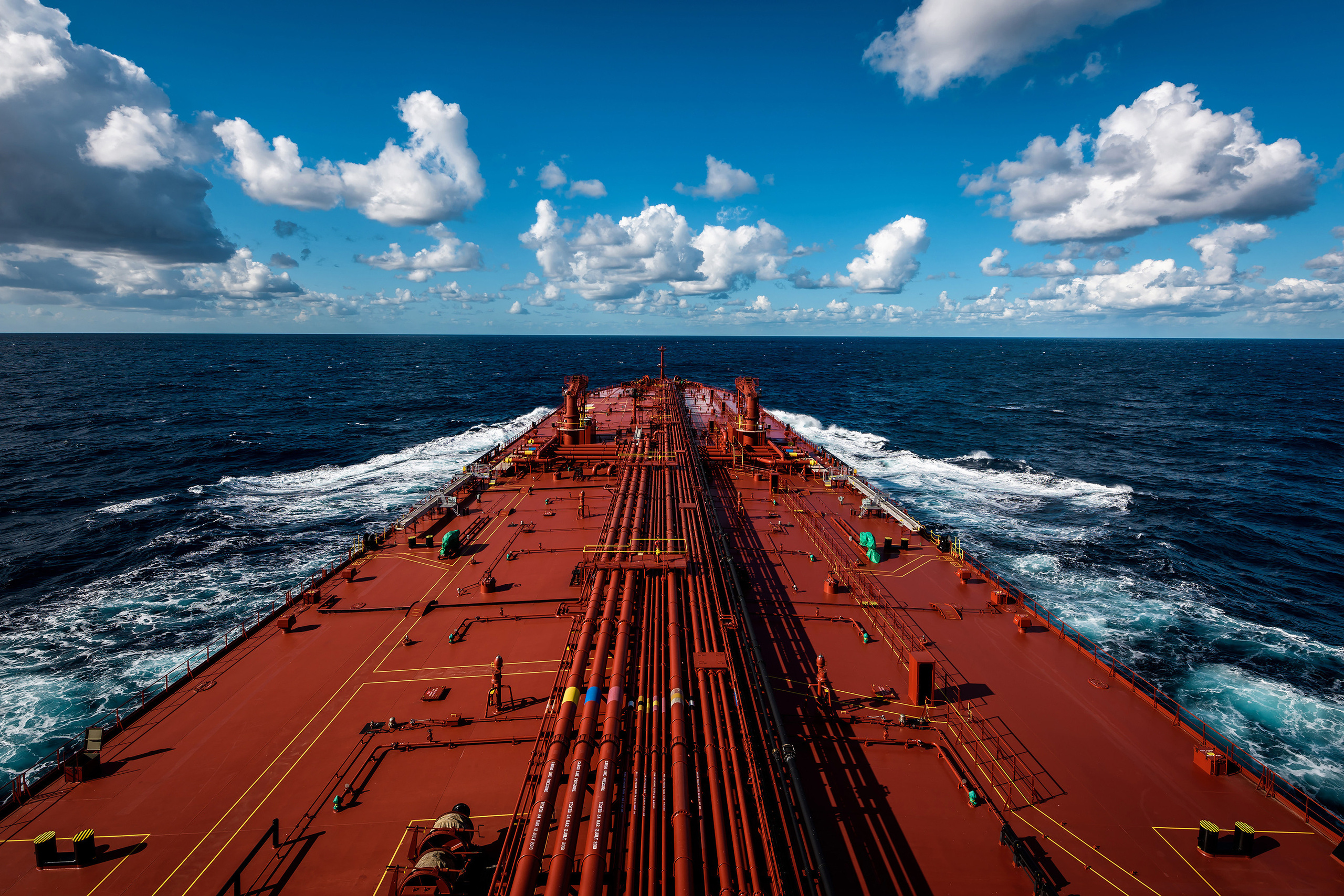 Танкер идет в море с красивым небом