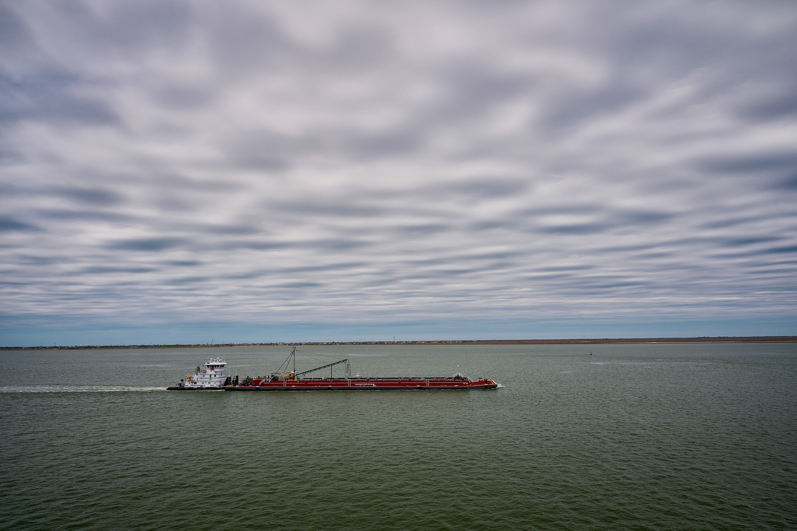 Баржа и небо с необычными облаками