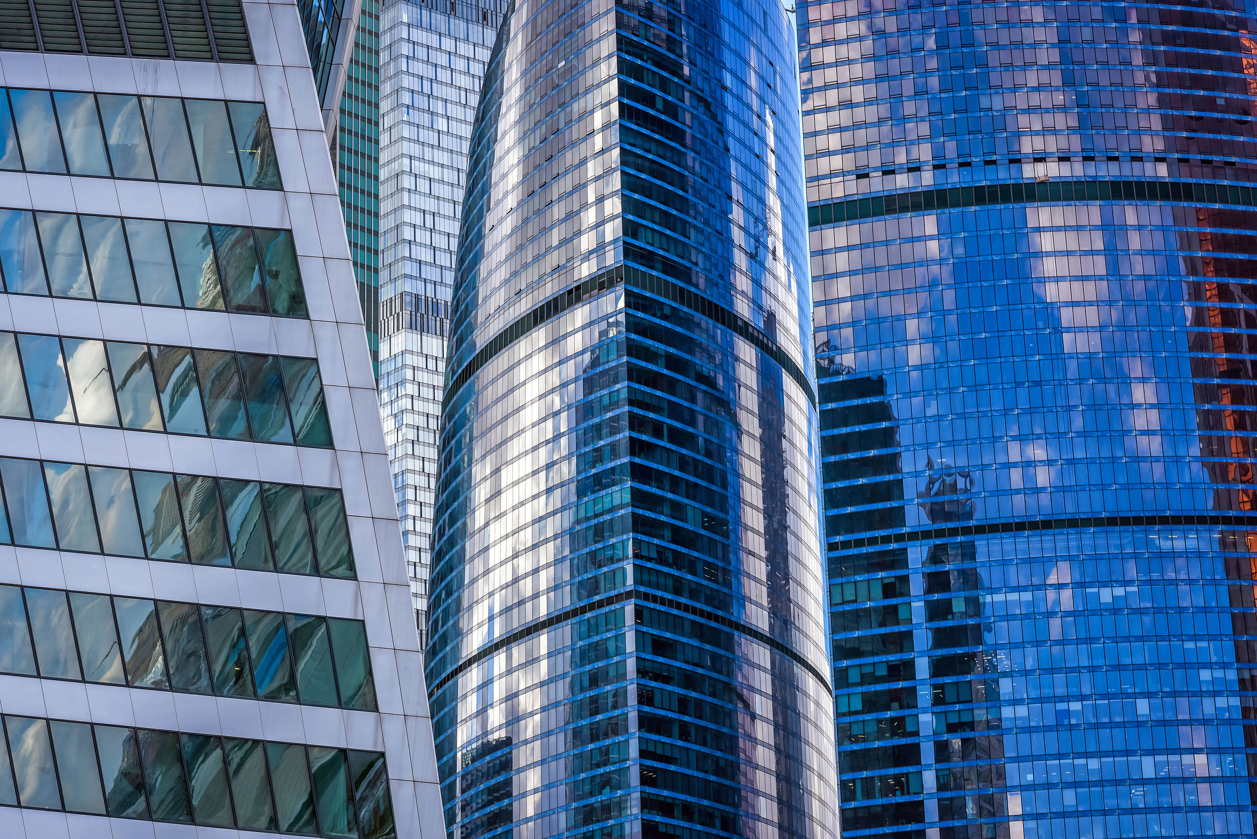 Текстура, фон - стеклянный фасад небоскреба, окна
