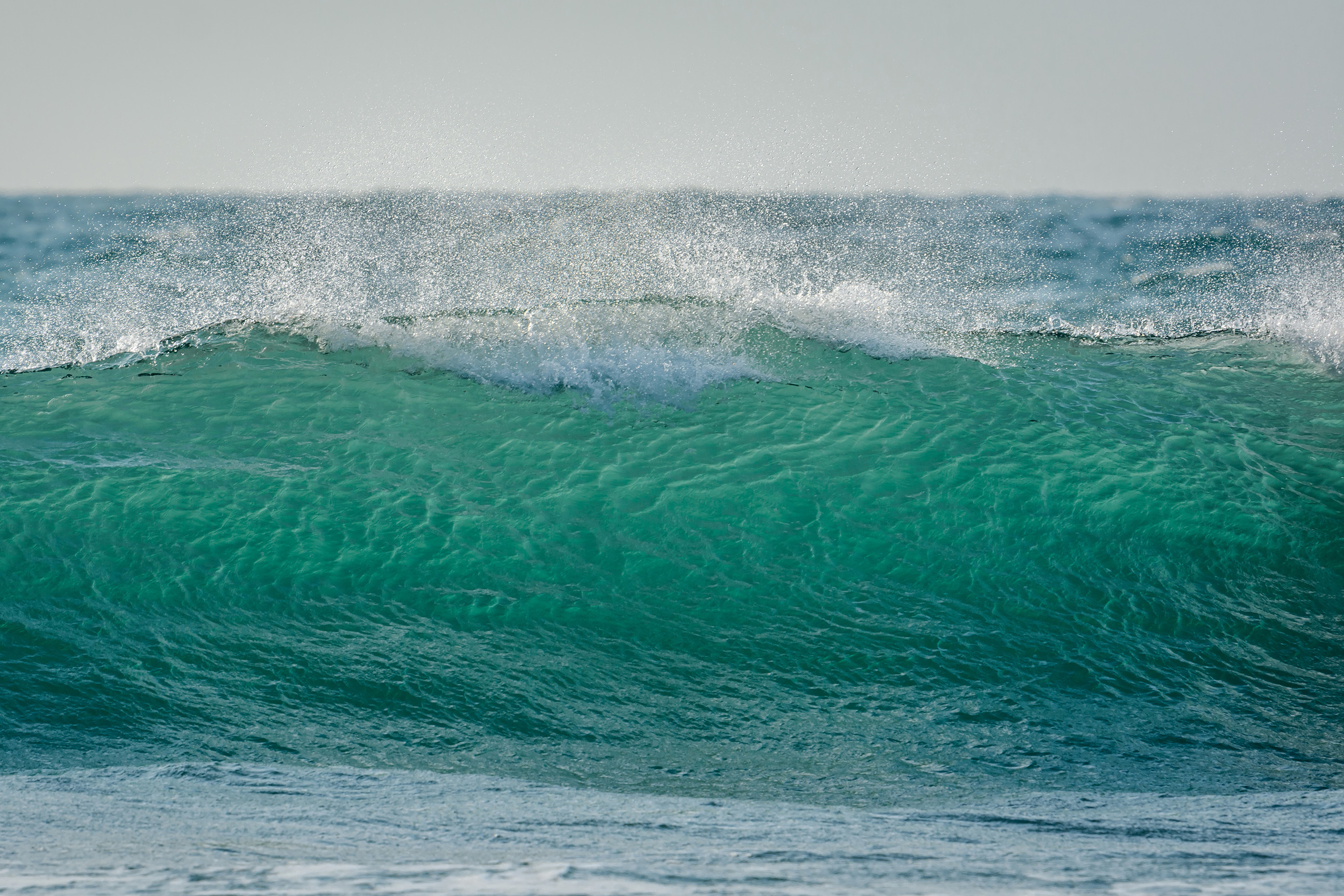 Морская волна с брызгами