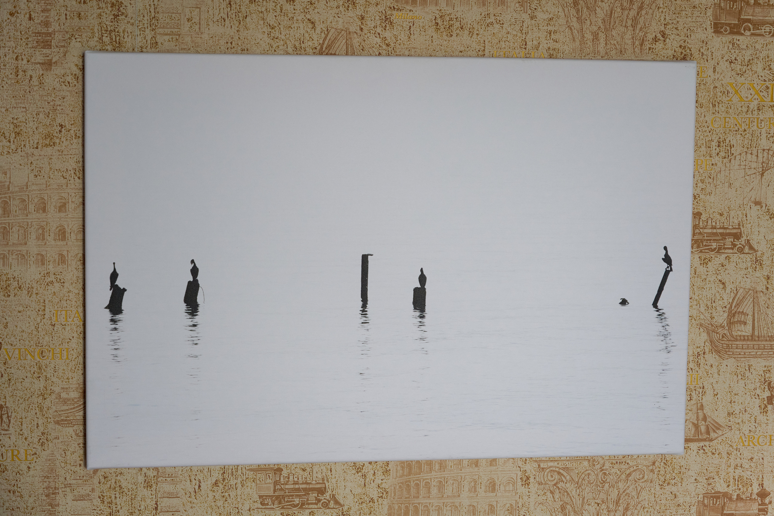 Картина, фотография на холсте - морские птицы сидят га обломках причала, чб, чернобелая фотография