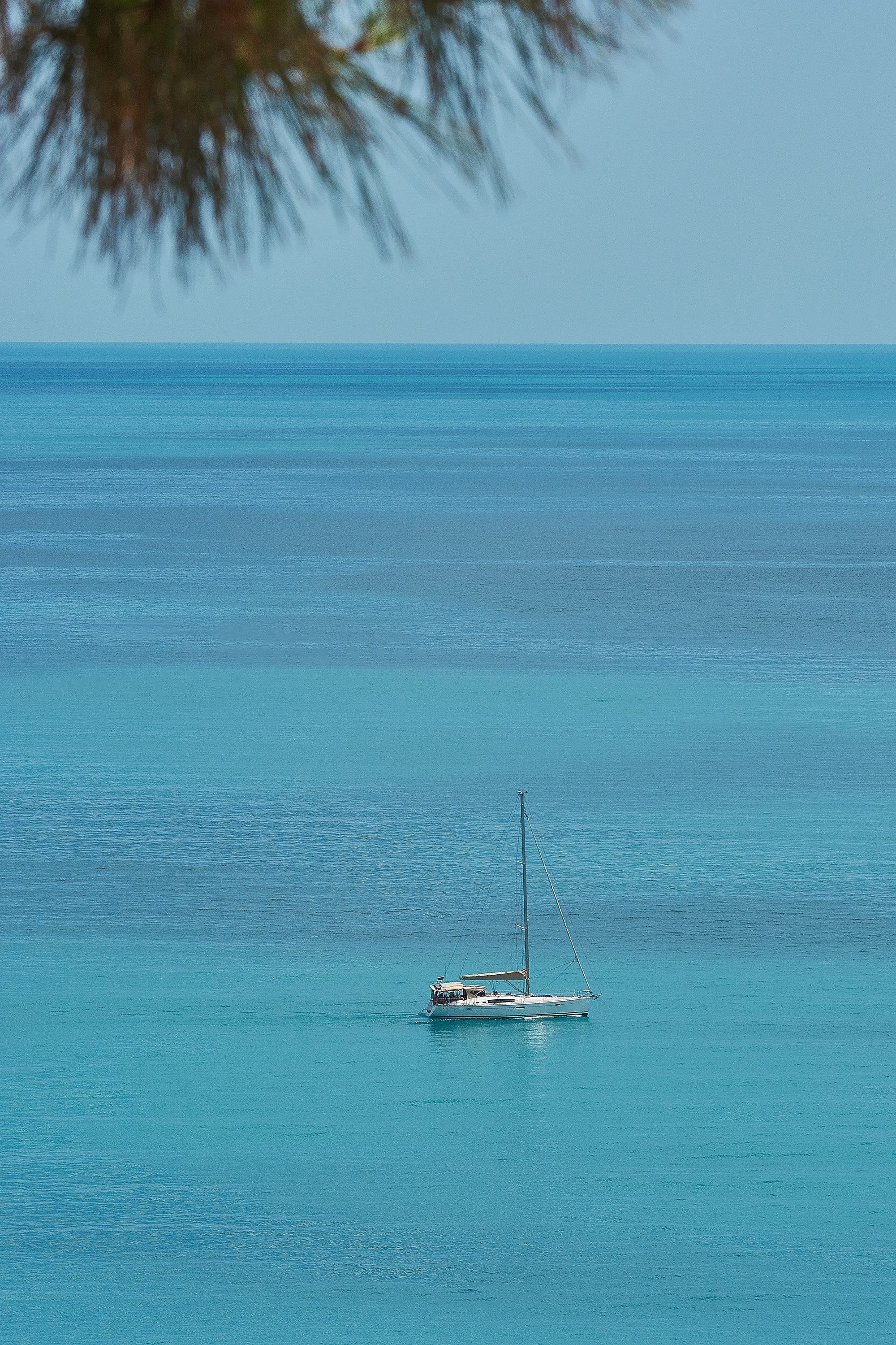 Яхта в лазурном море