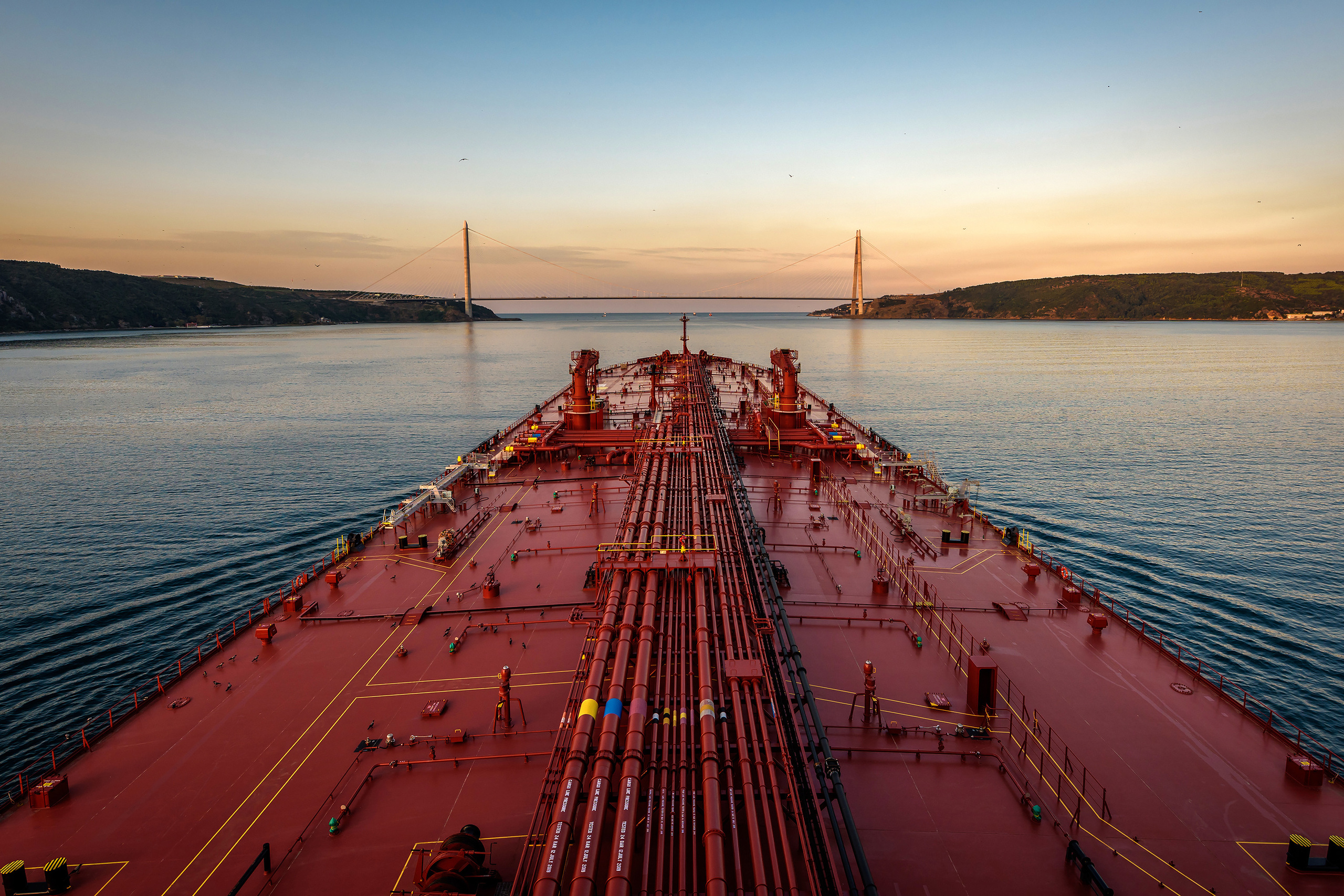 Танкер, идущий проливом под мост. Вид с навигационного мостика.