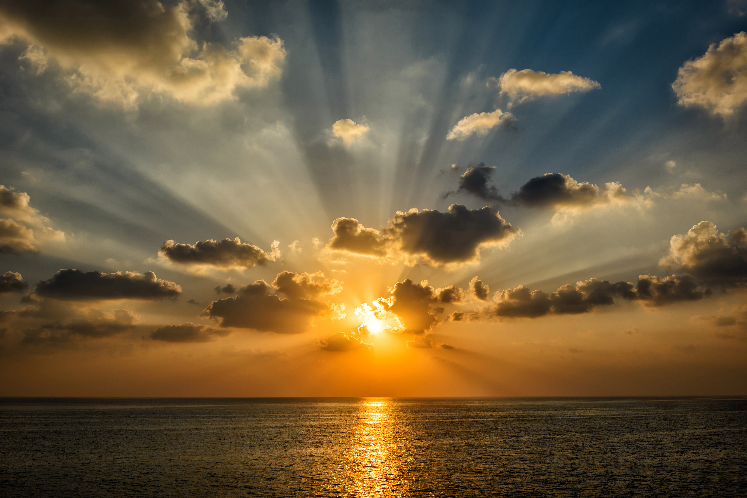 Закат в море