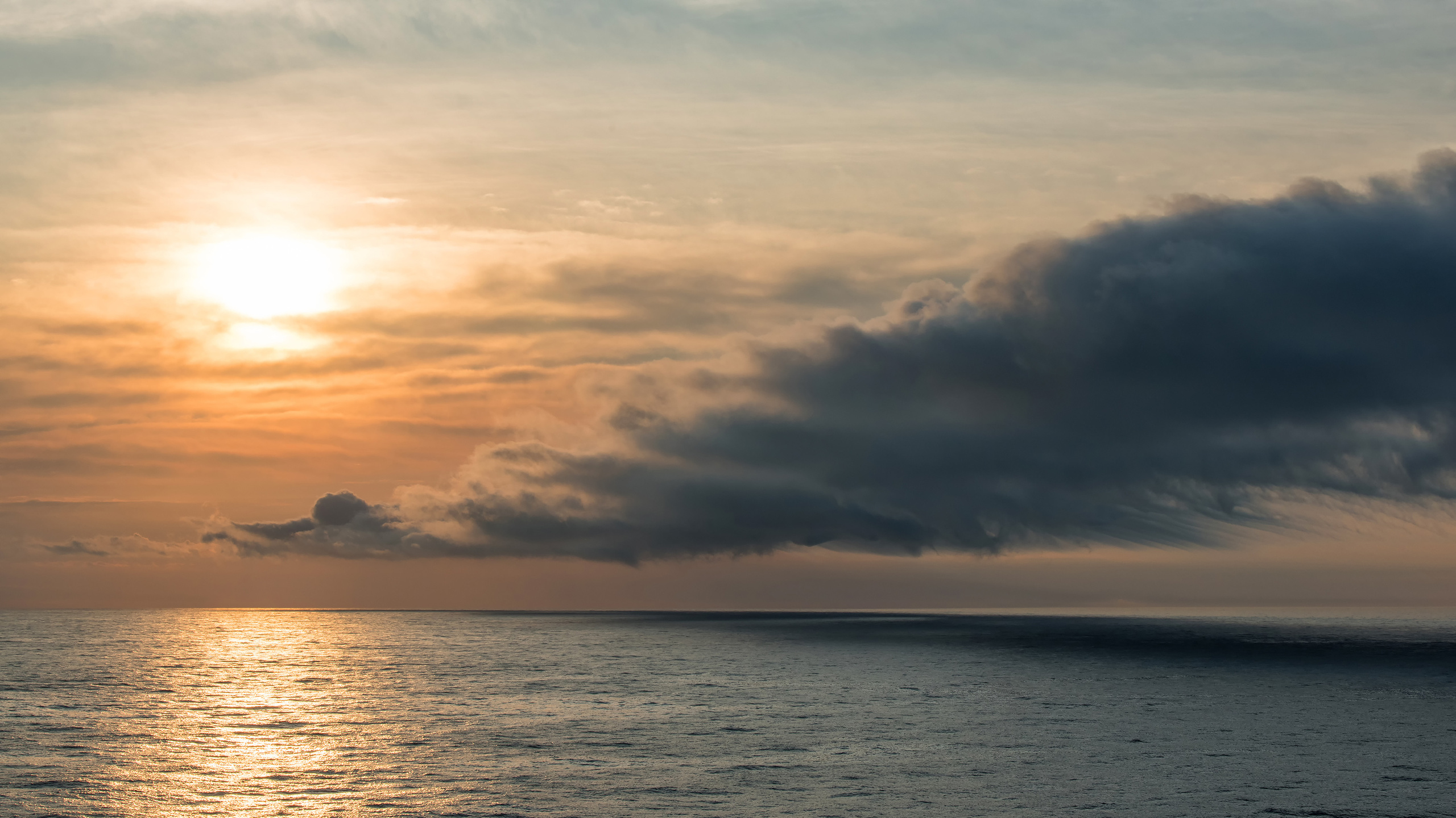 Закат в море и облако