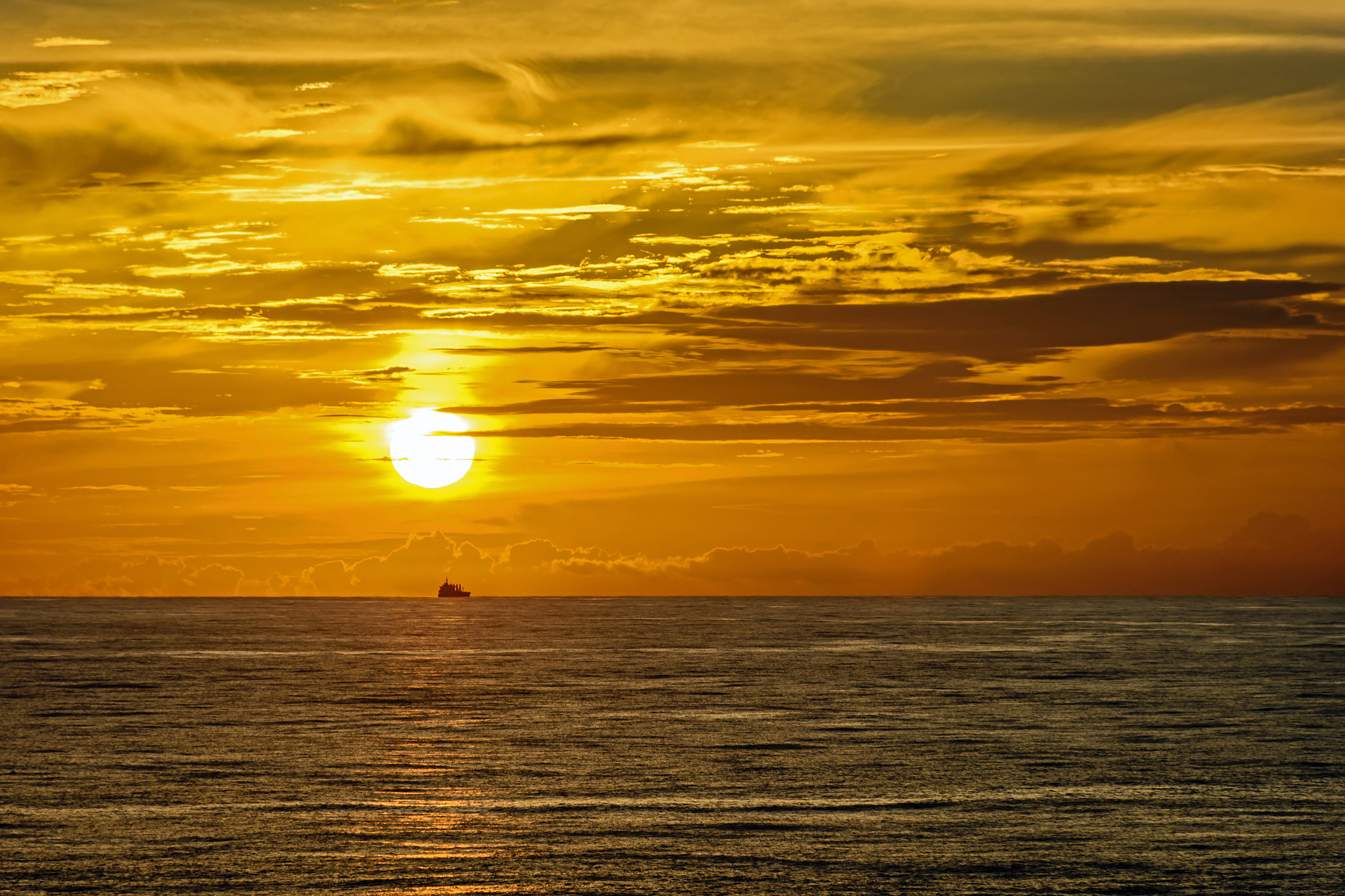 Закат в море