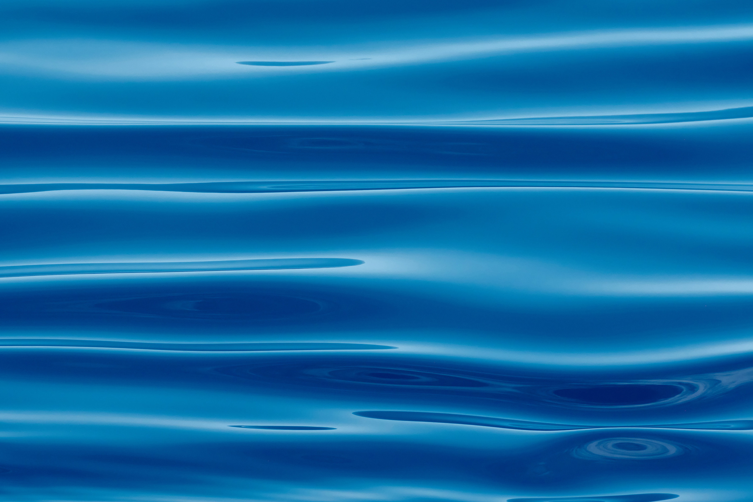 Маленькие плавные волны на поверхности моря