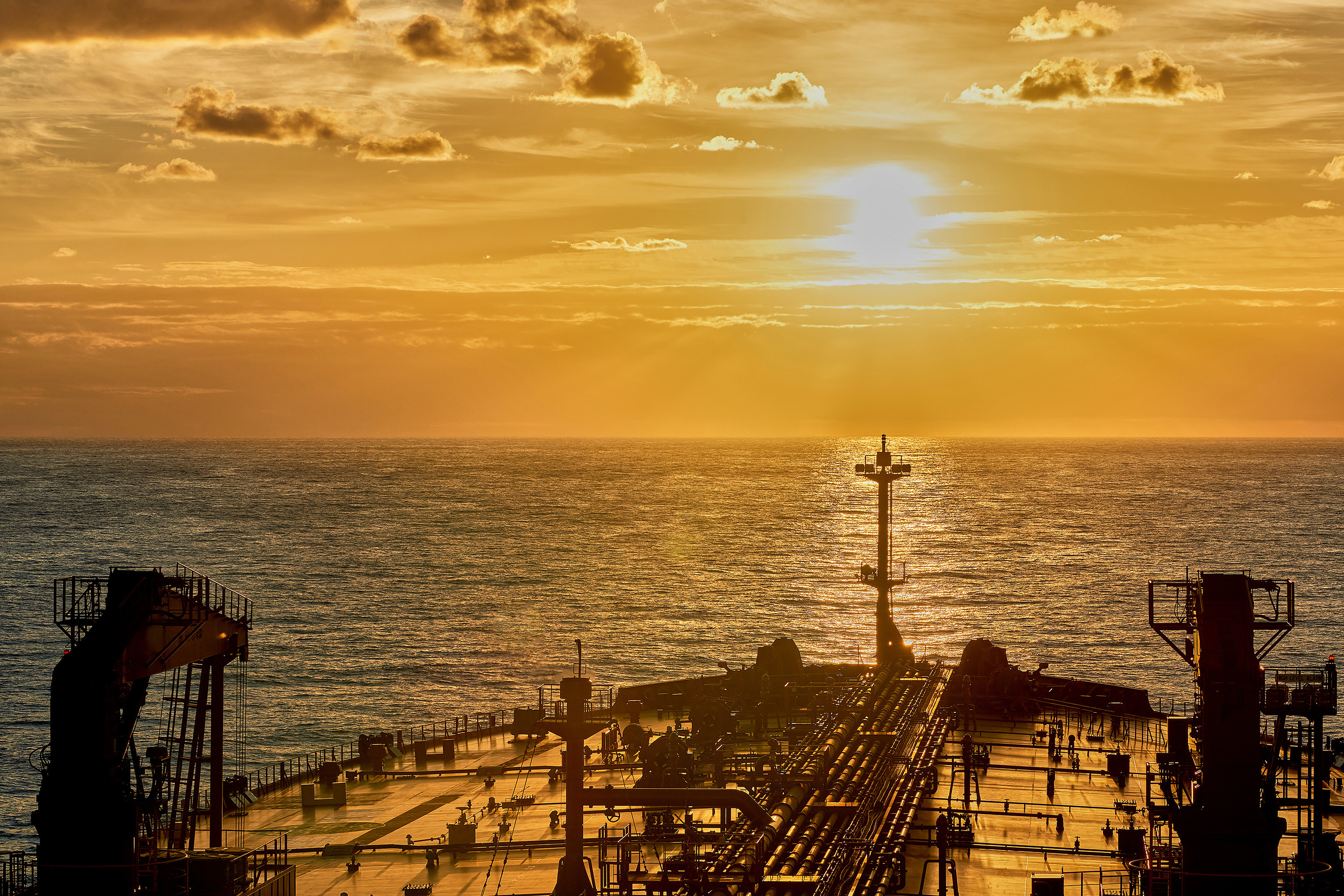 Танкер идет навстречу закату