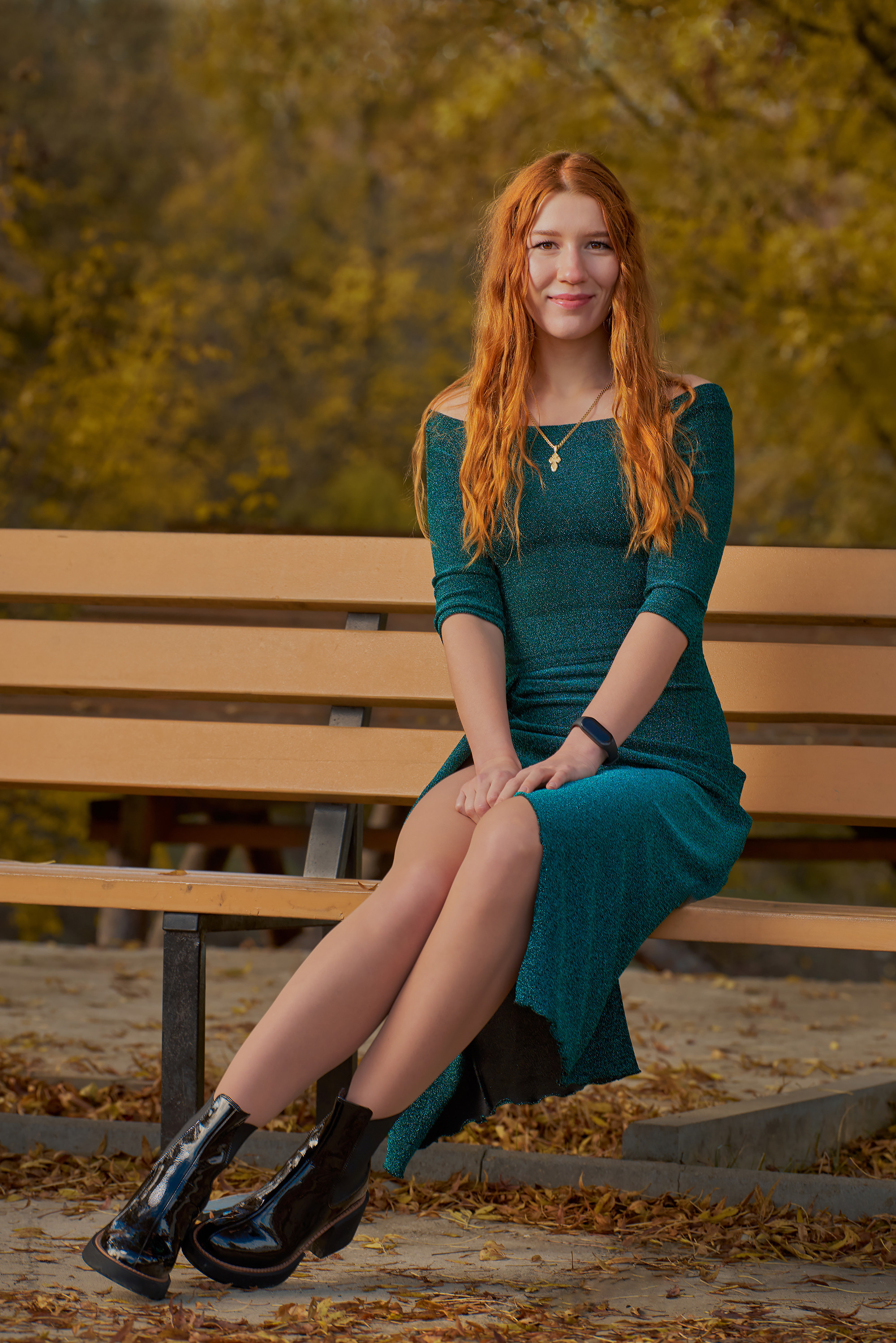 Девушка на скамейке, рыжая