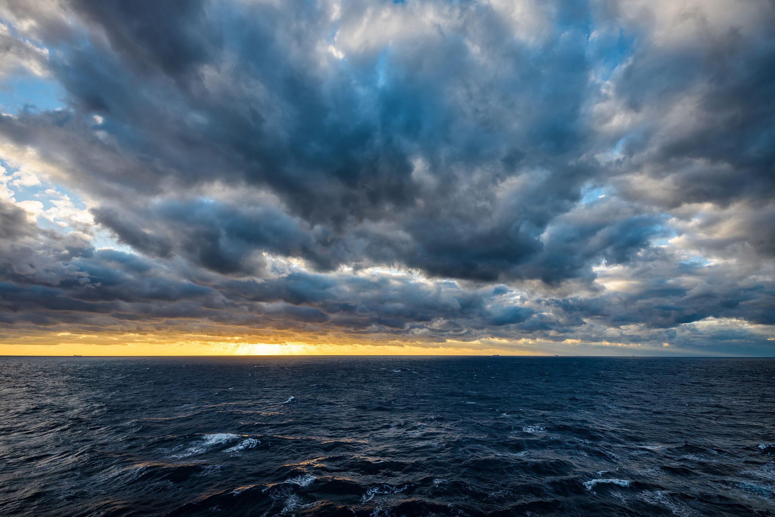 Суровые тучи над морем